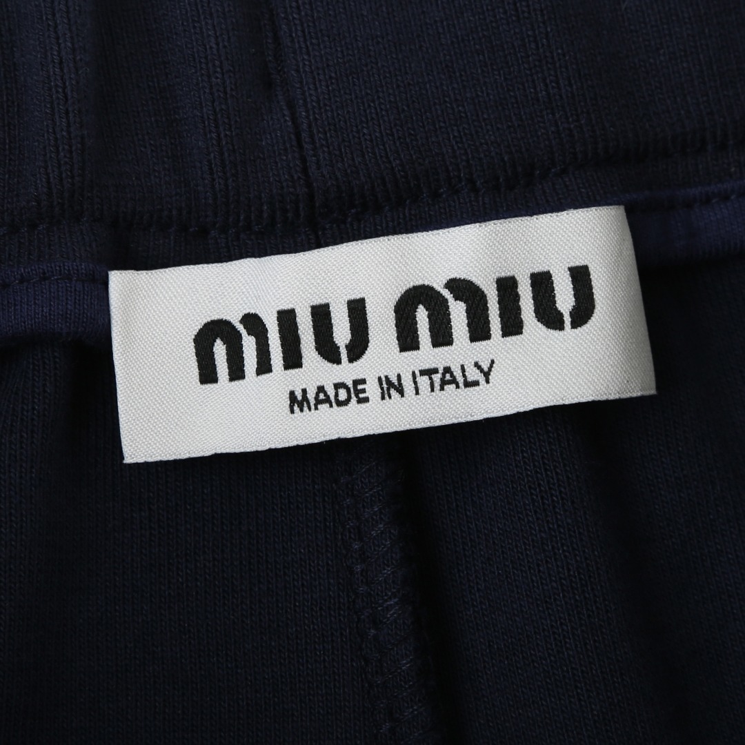 。MIUMIU刺绣珠地布短裤
面料选择:
选用100%棉纤维编织而成的珠地布。棉纤维赋予面料吸湿透气,亲