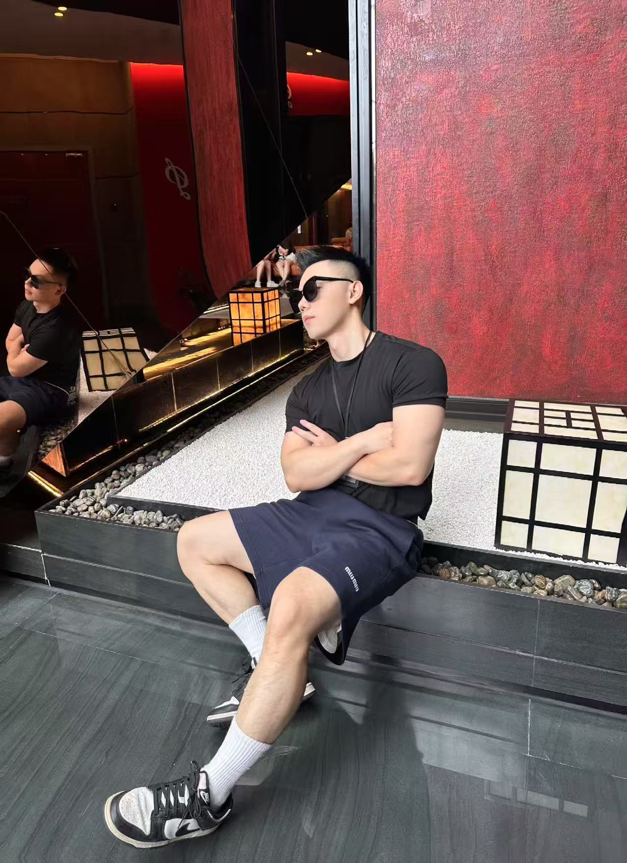 。MIUMIU刺绣珠地布短裤
面料选择:
选用100%棉纤维编织而成的珠地布。棉纤维赋予面料吸湿透气,亲