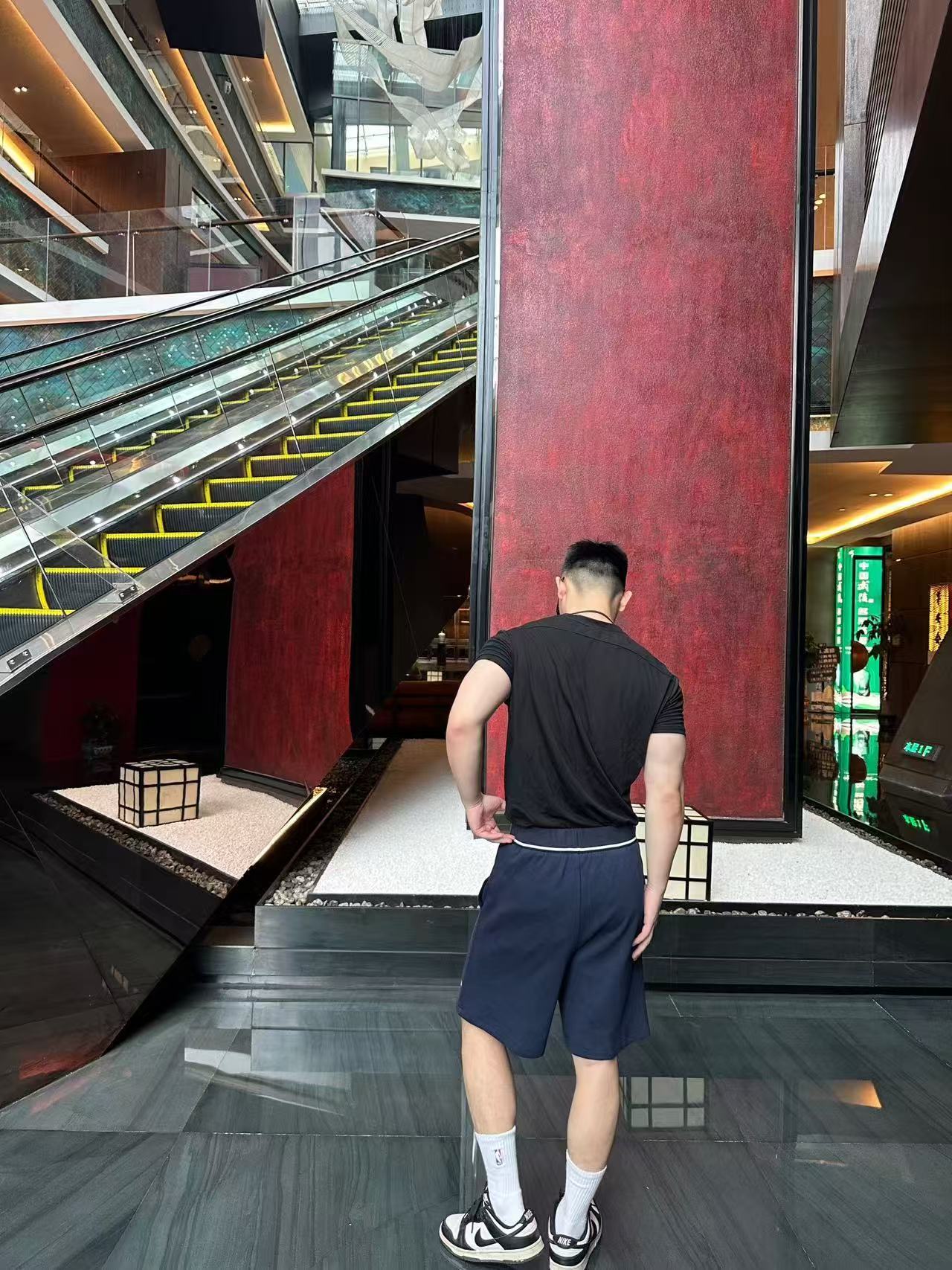 。MIUMIU刺绣珠地布短裤
面料选择:
选用100%棉纤维编织而成的珠地布。棉纤维赋予面料吸湿透气,亲