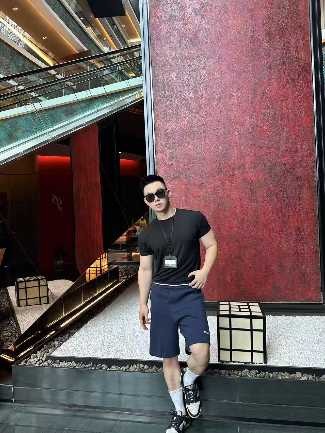 。MIUMIU刺绣珠地布短裤
面料选择:
选用100%棉纤维编织而成的珠地布。棉纤维赋予面料吸湿透气,亲