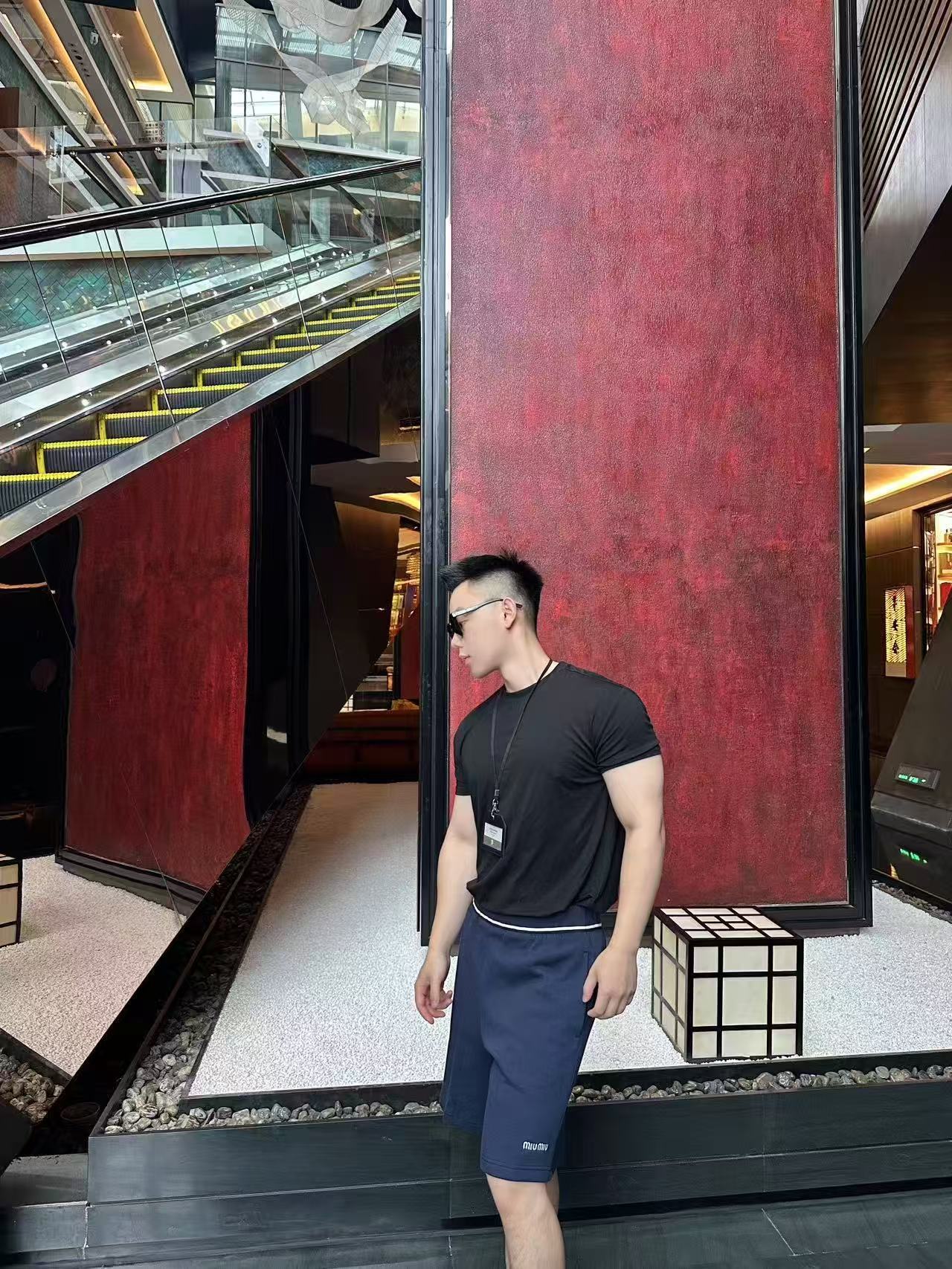 。MIUMIU刺绣珠地布短裤
面料选择:
选用100%棉纤维编织而成的珠地布。棉纤维赋予面料吸湿透气,亲