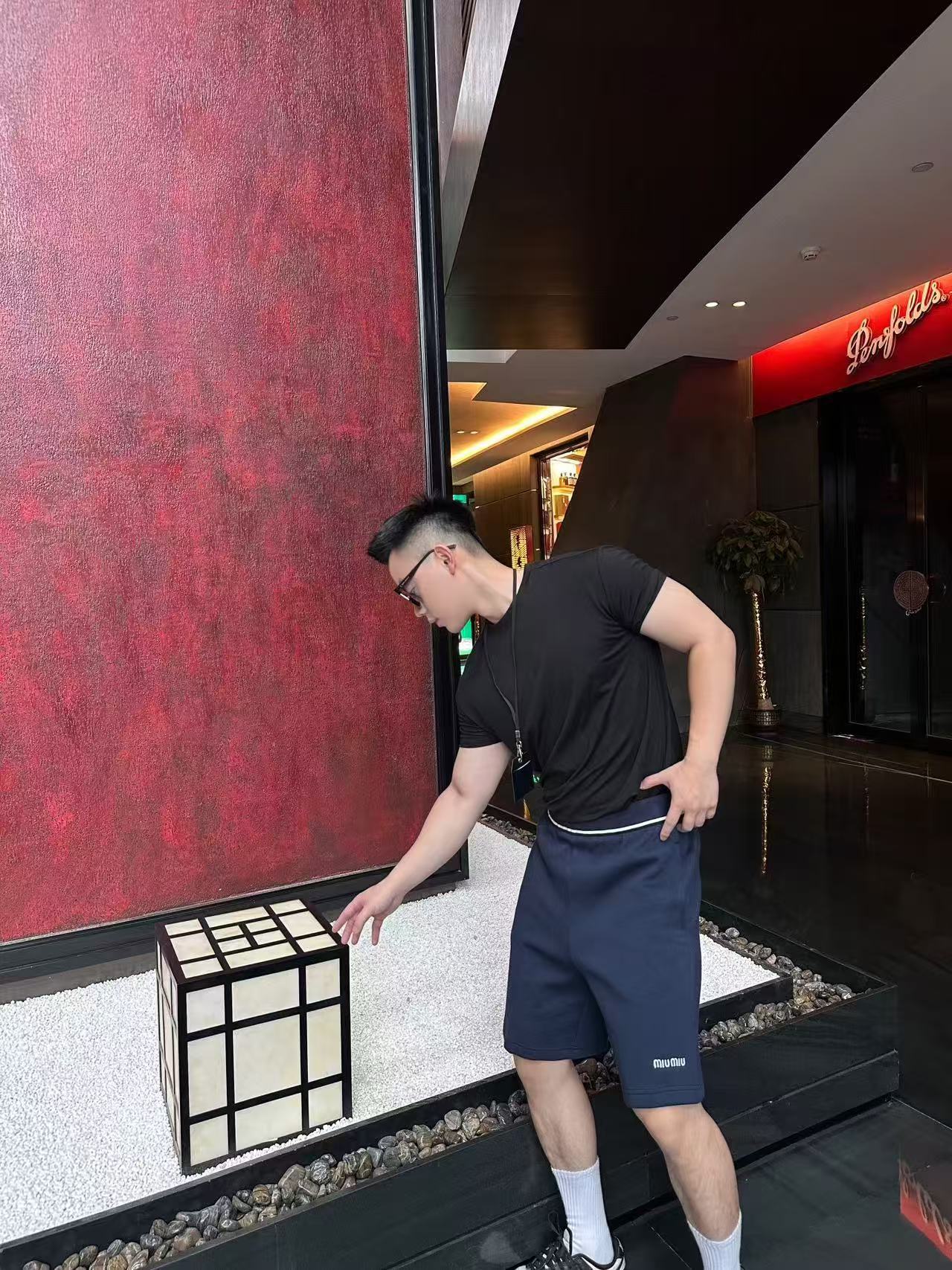 。MIUMIU刺绣珠地布短裤
面料选择:
选用100%棉纤维编织而成的珠地布。棉纤维赋予面料吸湿透气,亲
