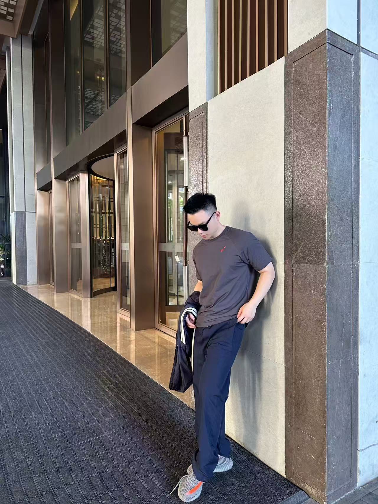 NO:471146,.Gucci decorative letter logo cotton poplin trousers Fabric selection Use cotton fiber to weave with double the warp yarn to form a fine and uniform rhombus grain texture, smooth and slightly glossy cotton poplin fabric. Pure cotton material absorbs moisture and breathable, and is not easy to stuffy. The high-density structure strengthens its wear resistance and has good wrinkle resistance. Process 1 Carve the adhesive strips through a high-precision laser beam, and ensure the edge accuracy of ±0.1 mm through a dynamic focusing system, thus forming a high-precision letter LOGO. Then use a hot press (temperature controlled at about 150°, pressure of 5kg/CM) to bond the adhesive strips to the fabric, and finally tie them in the same color on the edge, firmly decorate them on the back patch pocket. Process 2  The elastic waist circumference is built-in elastic silicone ribs, which fit different waist shapes. The external is equipped with adjustable drawstring buckles, which are fixed with a custom buckle. The elasticity can be adjusted with one hand, taking into account practicality and aesthetics. The auxiliary materials are one-to-one drawstring buckles. The letter LOGO strips are one-to-one. SIZE: 46 48 50 52 Exclusive, gucci, alexander wang19860909.Gucci饰字母徽标棉府绸长裤 面料选择 选用棉纤维以经纱两倍于纬纱的平纹织法,形成表面细密、均匀的菱形颗粒纹理,触感光滑且略带光泽感的棉府绸面料.纯棉材质吸湿透气,不易闷热.高密度的结构强化其耐磨性同时又具有良好的抗皱性. 工艺1 通过高精度的激光束对胶条进行雕刻,通过动态聚焦系统确保边缘精度达±0.1毫米,从而形成高精准度的字母LOGO.再运用热压机（温度控制在150°左右,压力5kg/CM）将胶条与面料黏合,最后在边缘处车上同色系线,牢固的饰于后贴袋之上 工艺2 松紧腰围内置弹力硅胶筋,贴合不同腰型,外部搭配可调节抽绳栓扣,以定制扣头固定,单手即可微调松紧,兼顾实用性和美观性. 辅料一比一定制抽绳栓扣 一比一定制字母LOGO胶条 SIZE: 46 48 50 52 独家专供,,gucci,alexander wang,Men's clothing