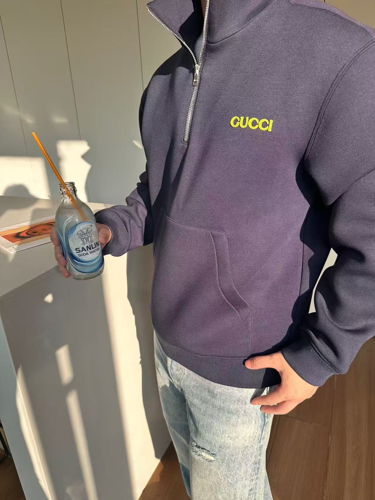 NO:471153,.GUCCI trim semi-zipper sweatshirt Fabric selection Use 95 recycled viscose fiber and 5 spandex to create a soft feeling like the second layer of skin. The viscose fiber structure is naturally hydrophilic and can quickly absorb and evaporate sweat. The special knitted structure gives the fabric agile drape, and a small amount of elastic fiber is added to ensure dynamic freedom. Process 1 The LOGO embroidery patch uses 0.3 mm ultra-fine polyester embroidery thread, which is laser cut and shaped to create a relief texture. Each piece of patch is subjected to 5 anti-wrinkle treatments to ensure that it remains the original form after washing. Process 2 Through a special textile structure, a controlled air retention space is built inside, and 0.8-1.2 ml of stationary air can be locked per cubic centimeter. The gradient density structure guides moisture to be discharged in one direction. The auxiliary materials are compared with the custom zipper head SIZE: S M L XL  Exclusive, Gucci, hoodie, sweatshirts, gold, alexander wang19860909.GUCCI贴饰半拉链卫衣 面料选择 采用95再生黏胶纤维与5氨纶的黄金配比,织造出如第二层肌肤的柔感体验.黏胶纤维结构具有天然的亲水性,可快速吸收并蒸发汗液.特殊针织结构赋予面料的灵动垂坠感,少量的弹性纤维加入确保动态自由 工艺1 LOGO刺绣贴饰采用0.3毫米超细聚酯绣线,经激光切割定型工艺打造浮雕质感.每片贴饰经过5道抗皱处理,确保水洗后仍保持原有形态. 工艺2 通过特殊纺织结构,在内部构建可控空气滞留空间,每立方厘米可锁住0.8-1.2ml静止空气.梯度密度结构引导湿气单向排出. 辅料一比一定制拉链头 SIZE: S M L XL 独家专供,,gucci,hoodie,sweatshirts,gold,alexander wang,Men's clothing