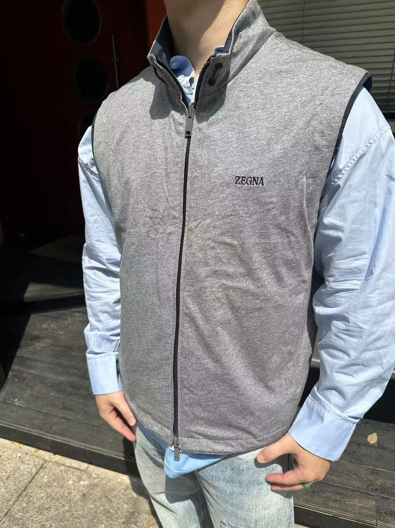 NO:506099,.ZEGNA microfiber double-sided Brezza vest fabric selection Use a microfiber fabric made of polyester fiber, which is known for its excellent tear resistance and wear resistance. It can quickly restore flatness during wear and maintain the crisp and stylish appearance of the clothes for a long time. At the same time, it is not easy to deform after washing for a long time, ensuring dimensional stability. After waterproofing, it can adapt to various weather wear needs. The other fabric is made of cashmere blended sweat fabric. The cashmere fiber is only 14 microns in diameter, which eliminates the itchy feeling of pure cashmere after blending. The central control structure locks in stationary air and has strong warmth. The blessing of a small amount of nylon strengthens the durability of cashmere and extends its service life. Process The monochrome letter LOGO of cashmere-blended surface controls the coordinated operation of the machine head, needle rod and spool through the high-precision computing system of the computer embroidery machine. The fabric frame moves accurately in horizontal and vertical directions to form a stitch trajectory, adjust the tension of the upper and lower lines to ensure that the stitch is flat and there is no floating line, forming a fine letter pattern with an error of ±0.1mm. Auxiliary materials are compared with the custom neck drawstring head, the custom hem drawstring buckle, and the custom zipper head SIZE: 46 48 50 52,,alexander wang19860909.ZEGNA微纤维双面Brezza马甲 面料选择 选用聚酯纤维打造的微纤维面料,以出色的抗撕裂,耐磨性能著称,穿着过程中能快速恢复平整,长久保持衣物挺括有型的外观.同时久洗不易变形,确保尺寸稳定性.通过防水处理之后,使其适应各种天气穿着需求. 另一面面料 选用山羊绒混纺汗布面料.羊绒纤维直径仅14微米,混纺后消除纯羊绒的刺痒感,中控结构锁住静止空气,保暖性极强.少量锦纶的加持强化羊绒的耐穿性,延长使用寿命. 工艺 羊绒混纺面的单色字母LOGO通过电脑绣花机高精度的计算系统控制机头、针杆、线轴的协同作业,布料框架在水平和垂直方向精准移动,形成针迹轨迹,调整上线和下线张力,确保线迹平整无浮线,形成误差在±0.1mm的精细字母图案 辅料一比一定制领口抽绳头 一比一定制下摆抽绳扣 一比一定制拉链头 SIZE: 46 48 50 52,,alexander wang,Men's clothing