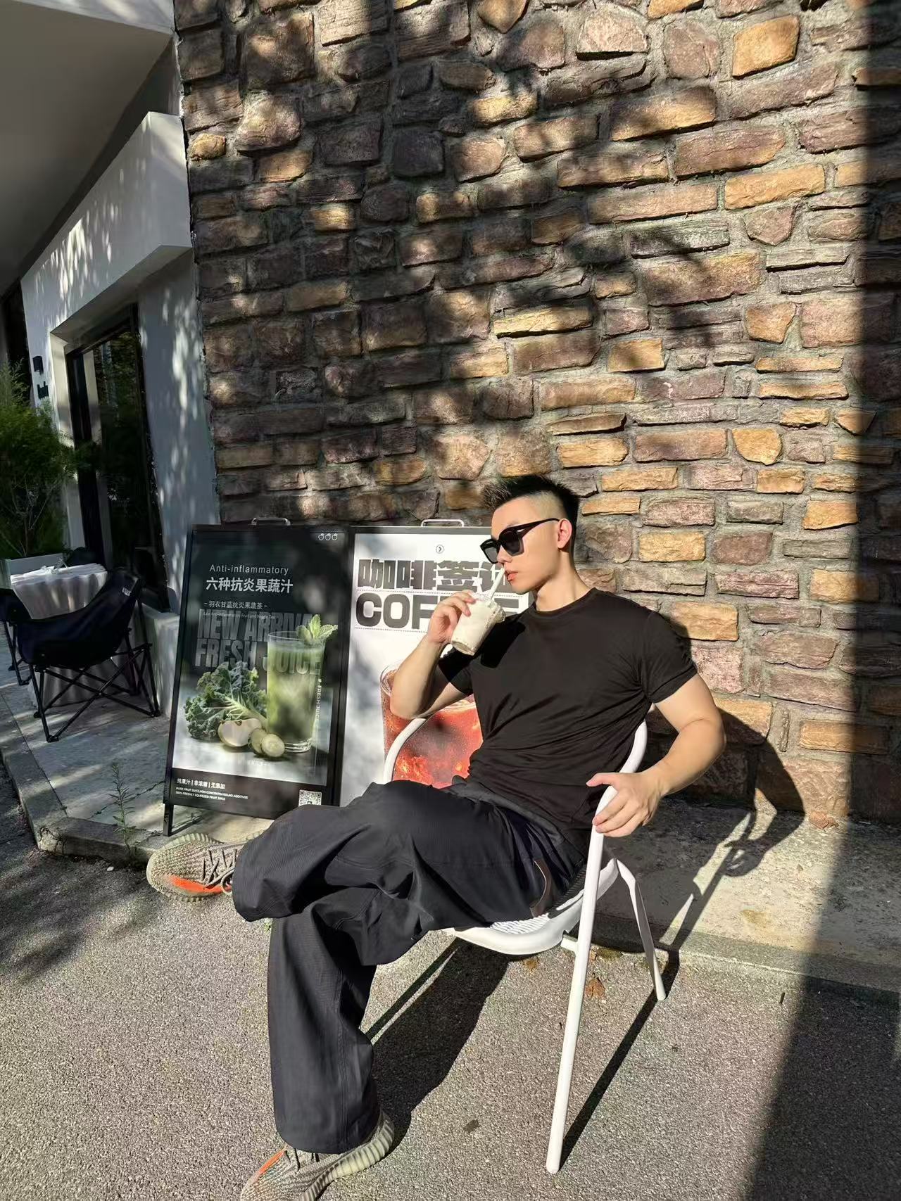 NO:488213,.LOEWE cotton twill tool trousers Fabric selection Use light cotton twill fabric made of cotton. The shuttle loom passes through the shuttle between the warp and weft yarns to form oblique texture of the twill fabric. The cotton material makes it breathable and comfortable to skin. The twill weave makes the fabric tight structure, high-quality texture, and easy to handle in normal times. Process 1 By actively intervening in the shrinkage potential of cotton fibers, the fabric has a leap from easy to change to stable, improving dimensional stability, and not easily deforming or wrinkling. Process 2 Use cowhide embossed patches, which give relief three-dimensional sense through brass abrasives, with a depth error less than 0.05mm, and a chamfer of the edges is 30° to prevent cutting damage from leather. Auxiliary materials are compared with custom LOGO embossed patches. Compare leather hammer rings. SIZE: 46 48 50  52, loewe, cowhide, alexander wang19860909.LOEWE棉质斜纹布工装长裤 面料选择 选用选用棉打造而成的轻盈棉质斜纹布面料.梭织机通过梭子在经纱和纬纱之间穿梭,形成斜纹布的斜向纹路.棉质材质使其透气性好,亲肤舒适,斜纹织法使面料结构紧密,质感高级,易于平时打理. 工艺1 通过主动干预棉纤维收缩潜能,实现了面料从易变到稳定的跨越,提升了尺寸稳定性,同时不易变形,褶皱. 工艺2 采用牛皮压纹贴片,通过黄铜磨具雕刻赋予浮雕级立体感,深度误差小于0.05mm,边缘倒角30°防止皮革切割性损伤 辅料一比一定制LOGO压纹贴片 一比一定制皮革锤环 SIZE: 46 48 50 52,,loewe,cowhide,alexander wang,Men's clothing