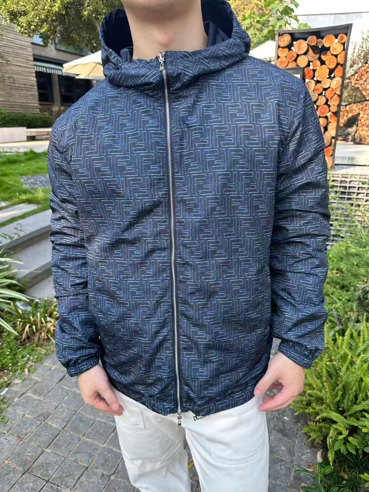 NO:508874,. fendi blue FF nylon double-sided jacket fabric selection nylon fabric made of 100% polyester fiber. The fracture strength and wear resistance of the polyester fiber itself are very high, and the fabric is extremely durable and strong through tight weaving. At the same time, it is not easy to wrinkle. Repeated kneading and squeezing can also be quickly restored to its original state through micro-organization, saving time for maintenance, and a crisp and stylish appearance. The double F printed surface is restored according to the same proportion of the original version through high-quality and durable ink and advanced digital printing technology, ensuring that the finished product is saturated in color, clear patterns, and structural characteristics are decorated with good color and not easy to fade. Accurate flower cutting through the computer's accurate positioning system, and sufficient seams will be reserved for subsequent alignment adjustments. Sewing details  Before formal sewing, use a hand to sew a sparse needle to temporarily fix the cutting piece, and repeatedly check whether the front and back patterns are coherent (especially in arc parts such as armholes and necklines). Sew on the sewing machine section by section, fine-tune the fabric position in real time to ensure that the stitches fall into the 'invisible area' of the pattern junction. Complex parts are controlled by a single needle step. Comparison of auxiliary materials, comparing with custom zipper heads, comparing with custom drawstrings, comparing with custom fendi leather cards, etc. SIZE:46 48 50 52,,fendi, jackets & coats, alexander wang19860909. fendi蓝色FF尼龙双面穿夹克 面料选择 选用百分百涤纶纤维制成的尼龙面料.涤纶纤维本身的断裂强度和耐磨性非常高,再通过紧密的编织法使面料极其耐用结实.同时不易起皱,反复揉搓挤压也能通过微整理快速恢复原状,节省打理时间,外观挺括有型. 双F印花面 通过高品质耐久的油墨和先进的数码印花技术,按照原版同比例大小还原,确保成品色彩饱和,图案清晰,结构特性饰其有较好的色度,不易褪色 精准对花 通过电脑精准的定位系统进行激光切割,裁片边缘会预留充分缝份,为后续对位调整留余地. 缝纫细节 正式车缝前,先用手缝疏针临时固定裁片,反复检查正反面图案是否连贯（尤其在弧线部位如袖窿、领口）. 在缝纫机上逐段车缝,实时微调面料位置,确保针脚落于图案交界'隐形区'.复杂部位通过单针步进控制.  辅料一比一定制拉链头 一比一定制抽绳松紧扣 一比一定制fendi皮牌等 SIZE:46 48 50 52,,fendi,jackets & coats,alexander wang,Men's clothing