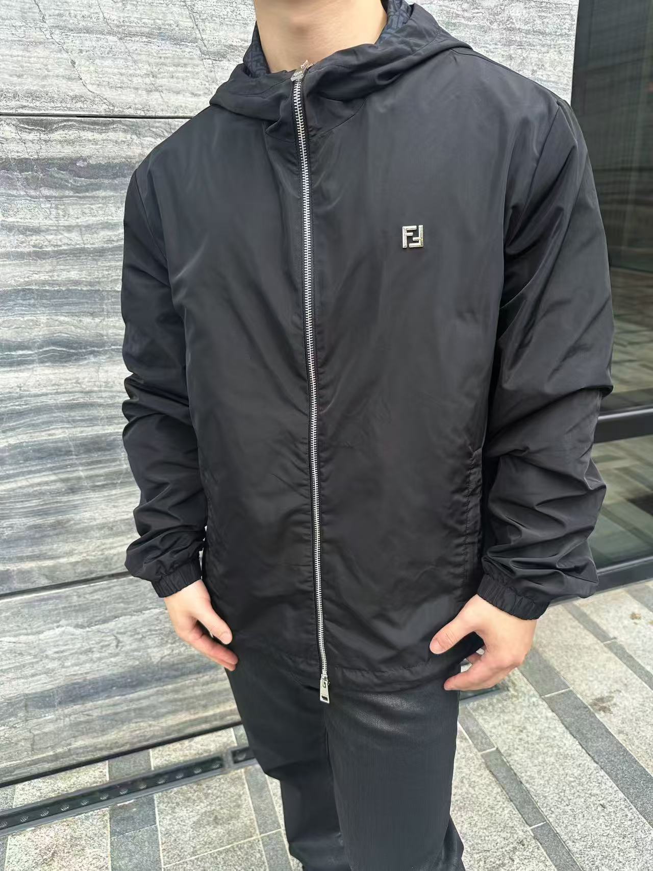 NO:508870,.fendi black high-tech cloth decorative jacket fabric selection 100% polyester fibers reduce the polyester monofilament to 0.1 denier through modification technology. The high-denier weaving surface shows tight plain patterns, reducing gaps, soft touch and cleverness and durability. Dual-F printing of lining adopts digital direct injection technology to print, analyze the original lining layout through machine to convert pattern information into digital signals. High-quality and durable ink is directly sprayed onto the surface of the fabric to achieve high-resolution printing effect, clear details and natural colors. Details The chest is decorated with a customized small metal FF logo to enhance the recognition. The hood lining also uses fabric with FF logo to add to the brand impression. Auxiliary materials are compared to custom metal double F logo, custom zipper head, custom washing label, etc. SIZE:46  48 50 52,,fendi,jackets & coats,hats,alexander wang19860909.fendi黑色高科技布饰标夹克 面料选择 选用百分百涤纶纤维通过改性技术将涤纶单丝纤度降至0.1旦尼尔的一款高科技布面料.高密织法表面呈现紧密平纹,减少空隙,触感柔顺且不失挺括感与耐用性. 里衬双F印花 采用数码直喷技术印花, 通过机器分析原版里衬排版, 将图案信息转化为数字信号 将高品质耐久的油墨直接喷射到面料表面 实现高分辨率的印花效果, 细节清晰, 色彩自然. 细节 胸前装饰有定制的小号金属FF标志,强化辩识度. 兜帽内衬同样采用带有FF标识的布料,增添品牌印象. 辅料一比一定制金属双F标 一比一定制拉链头 一比一定制水洗标等 SIZE:46 48 50 52,,fendi,jackets & coats,hats,alexander wang,Men's clothing