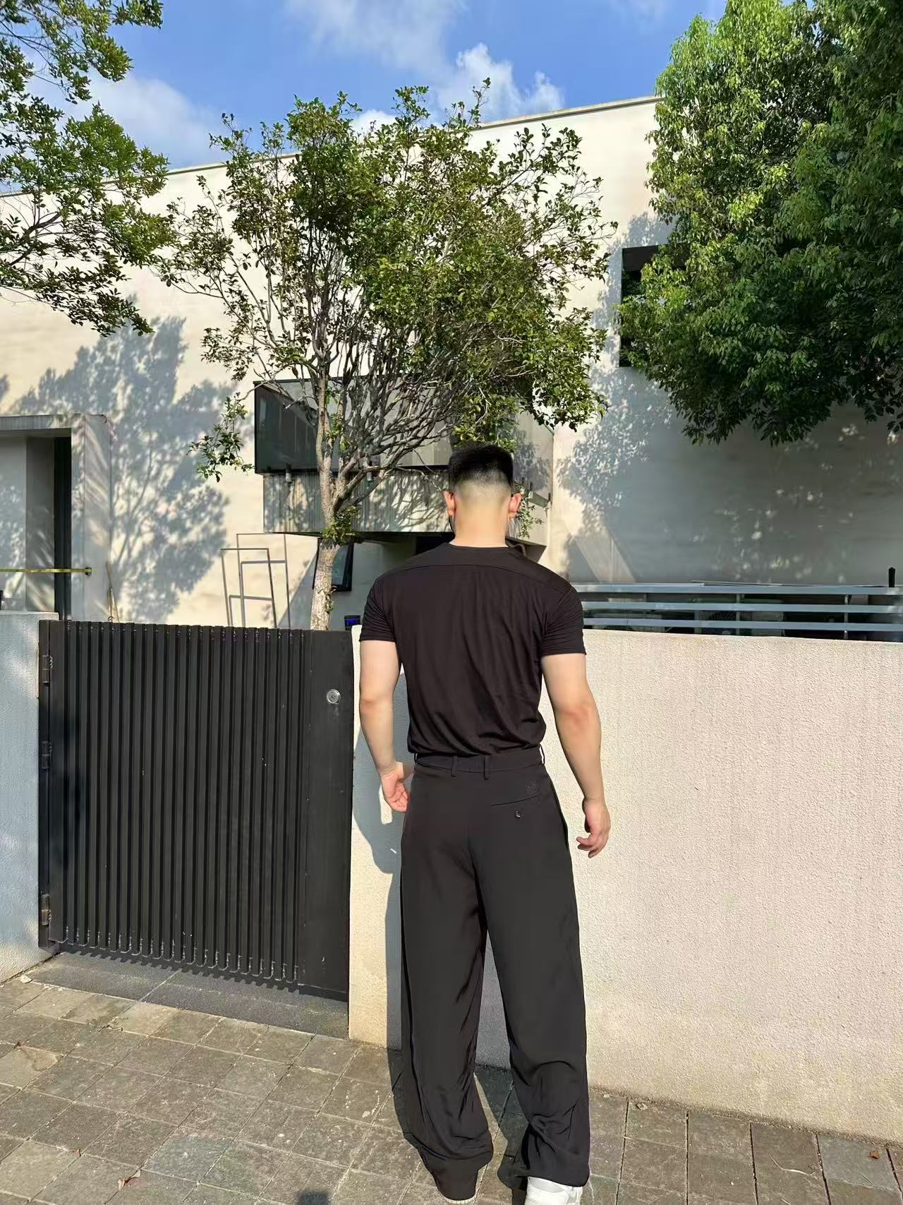 NO:510063,.LOEWE embroidered straight trousers Fabric selection: A fabric made of 96 viscose fiber and 4 spandex fiber is blended. The viscose fiber itself has a natural and good draping feeling, giving the finished product elegant and smooth lines, which is not easy to appear bloated, soft, smooth, skin-friendly, and comfortable to wear. At the same time, it has excellent moisture absorption performance, and can quickly absorb and conduct sweat on the surface of the skin to evaporate the outer layer of the fabric. The addition of a small amount of spandex improves elasticity and restoration, can better fit the body curve, provide a certain degree of freedom of movement, and then better restore the original state after washing, making up for the lack of elasticity of viscose fiber after long-term use. Process 1 The upper part of the back patch pocket is formed with the advanced computer control system and precise mechanical components of imported embroidery machines. Process 2  Use small pleats with hard waist lining cloth, reinforced pleat root stitching, clear pleats, difficult to bulge easily when sitting, strengthening visual aesthetics. Compare custom buttons for auxiliary materials, compare custom three standards for custom SIZE:46 48 50 52,,loewe,alexander wang19860909.LOEWE饰刺绣直筒长裤 面料选择 选用96粘胶纤维和4氨纶纤维混纺而成的面料.粘胶纤维本身具有天然的良好垂坠感,赋予成品优雅流畅的线条,不易显得臃肿,触感柔软,光滑、亲肤,贴身穿着舒适,同时吸湿性能极佳,能快速吸收并传导皮肤表面的汗液到面料外层蒸发.少量氨纶的加入使面料提升了弹性和恢复性,能更贴合身体曲线,提供一定的活动自由度,再穿着洗涤之后更好的恢复原状,弥补粘胶纤维长时间使用之后所缺少的回弹性. 工艺1 后贴袋上方处通过进口绣花机先进的计算机控制系统和精密的机械部件形成高精度的Anagram刺绣. 工艺2 选用小褶量搭配硬挺腰头衬布,褶裥根部车缝线加固,褶线清晰,坐下不易鼓包,强化视觉美感 辅料一比一定制纽扣 一比一定制三标 SIZE:46 48 50 52,,loewe,alexander wang,Men's clothing