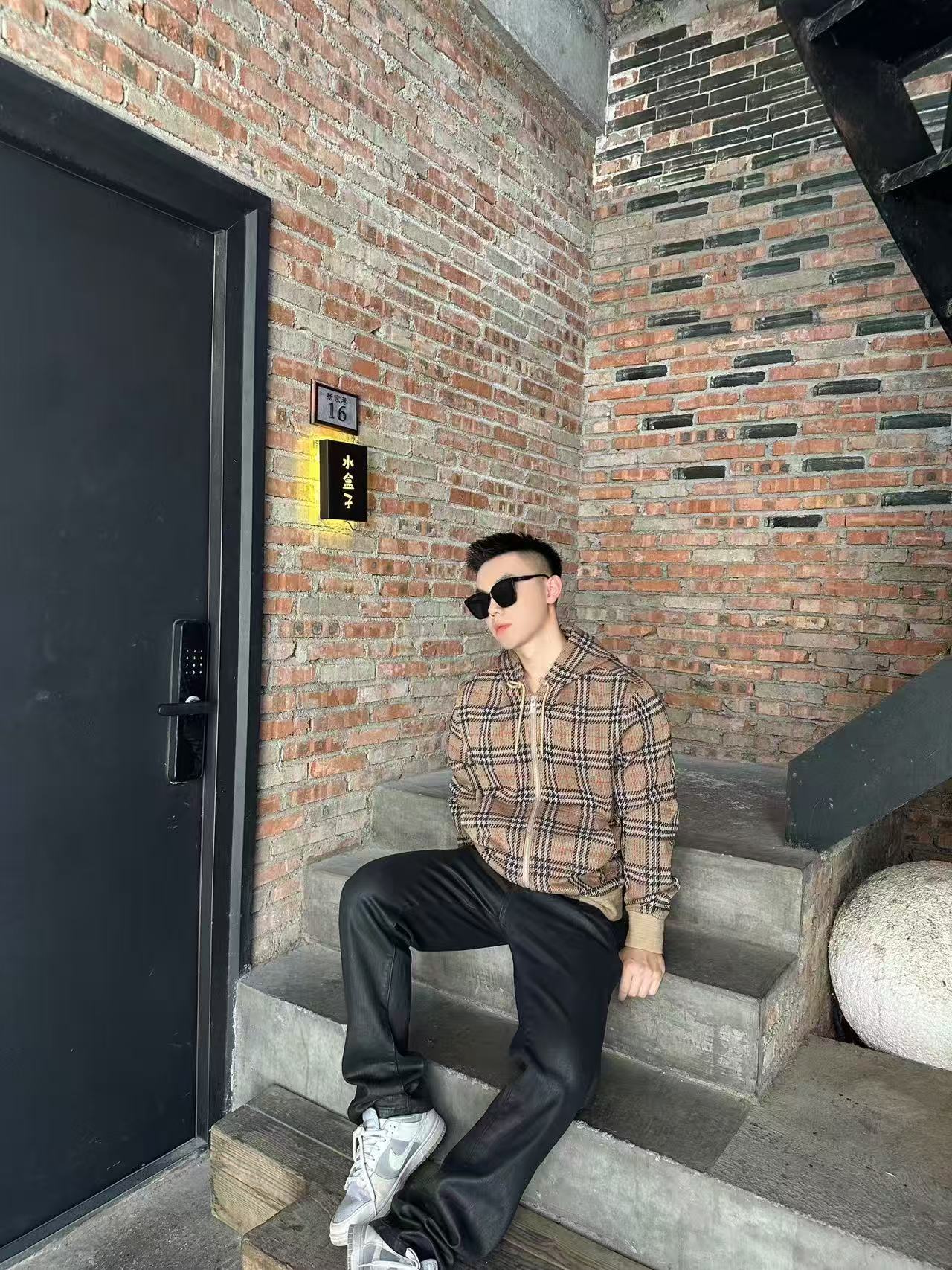 NO:513400,.BURBERRY cotton-blend plaid zipper cardigan fabric selection is made by feeding 6 polyester fibers and 2 elastic fibers. Cotton fibers are naturally skin-friendly, soft and water-absorbing. Its structural characteristics retain the breathability of the fabric and reduce the sense of stuffiness. The blessing of a small amount of elastic fibers and polyester fibers significantly improves the extension and resilience of the fabric, while strengthening wrinkle resistance and conformity, reducing shrinkage. Process 1 The plaid lines form a looming relief effect through the changes in the color of the yarn and the depth of the weaving method. The touch is smooth but the visual layer is rich. The jacquard process woves the pattern into the bones. Repeated washing is repeated and it is not easy to fade or wear. Process 2 Accurate cutting and positioning cutting beds use positioning and cutting bed equipment to accurately cut the fabric, and improve the overall quality through optical positioning and mechanical positioning. Ensure that each product meets the high standards of alignment and grid alignment. (Reduce the quality of alignment and different market currency) Comparison of auxiliary materials for custom hat rope head Comparison of custom zipper head SIZE:S M L XL,,burberry,hats,alexander wang19860909.BURBERRY棉质混纺格纹拉链开衫 面料选择 以棉为主体喂入6聚酯纤维,2弹性纤维混纺而成.棉纤维具有天然亲肤、柔软、吸水性强等特点.其结构特性保留了面料的透气性,减少闷热感.少量弹性纤维和聚酯纤维的加持显著提升了面料的伸张性和回弹性,同时强化抗皱性和保形性,降低缩水率. 工艺1 格纹线条通过纱线色彩与织法的深浅变化,形成若隐若现的浮雕效果,触感平滑却视觉层次丰富,提花工艺将图案编织入骨,反复水洗不易褪色,磨损. 工艺2 精准裁剪与定位裁床使用定位裁床设备进行精准裁剪布料,通过光学定位和机械定位提高整体质量.确保每一件产品都符合对位对格的高标准.（还原对位的品质区别市场通货） 辅料一比一定制帽绳头 一比一定制拉链头 SIZE:S M L XL,,burberry,hats,alexander wang,Men's clothing