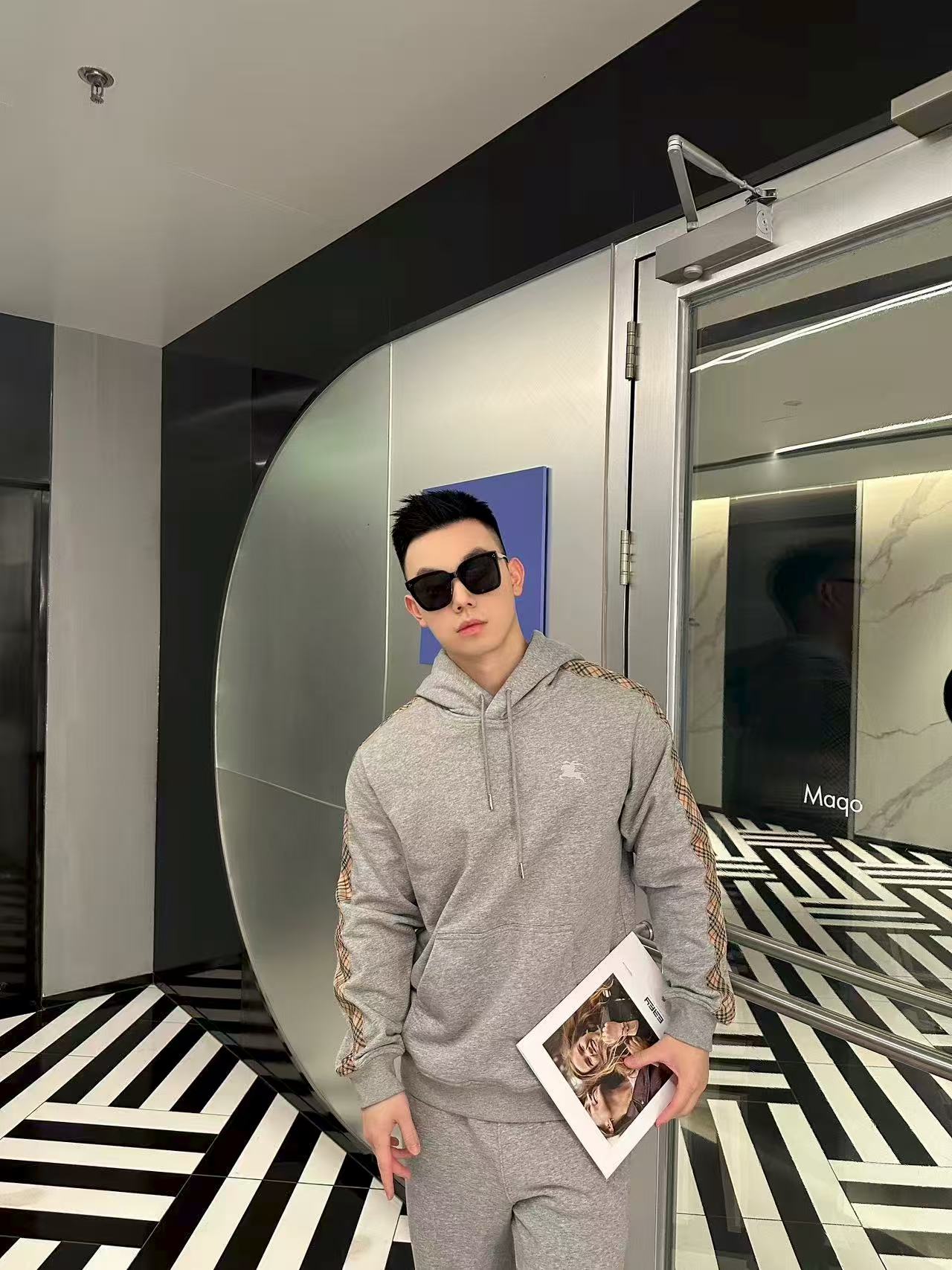 NO:513397,.BURBERRY webbing trim hood pullover sweater fabric selection A single-sided fish scale fabric fabric woven with cotton as the base. The front is a smooth knitted surface. The touching surface is formed by the floating thread knitting technology of the knitting machine to form a three-dimensional loop, which increases the fluffy feeling and is delicate at the same time. The loop structure absorbs a large amount of water and evaporates quickly. It is not easy to deform loosely and deform after multiple washings. Process 1 Through active intervention in the shrinkage potential of cotton fibers, the fabric is achieved from easy to change to stable, which improves dimensional stability, and is not easy to deform and wrinkle. Process 2 The monochrome flat embroidery at the chest controls the coordinated operation of the machine head, needle rod and spool through the high-precision calculation system of the computer embroidery machine. The fabric frame moves accurately in the horizontal and vertical directions to form a stitch trajectory, adjusts the tension of the upper and lower lines to ensure that the stitch is flat and there is no floating line, forming a fine pattern with an error of ±0.1mm.  One-to-one-to-one-to-one-to-one-to-one-to-one-to-one-to-one-to-one-to-one-to-one-to-one-to-one-to-one-to-one-to-one-to-one-to-one-to-one-to-one-to-one-to-one-to-one-to-one-to-one-to-one-to-one-to-one-to-one-to-one-to-one-to-one-to-one-to-one-to-one-to-one-to-one-to-one-to-one-to-one-to-one-to-one-to-one-to-one-to-one-to-one-to-one-to-one-to-one-to-one-to-one-to-one-to-one-to-one-to-one-to-one-to-one-to-one-to-one-to-one-to-one-to-one-to-one-to-one-to-one-to-one-to-one-to-one-to-one-to-one-to-one-to-one-to-one-to-one-to-one-to-one-to-one-to-one-to-one-to-one-to-one-to-one-to-one-to-one-to-one-to-one-to-one-to-one-to-one-to-one-to-one-to-one-to-one-to-one-to-one-to-one-to-one-to-one-to-one-to-one-to-one-to-one-to-one-to-one-to-one-to-one-to-one-to-one-to-one-to-one-to-one-to-one-to-one-to-one-to-one-to-one-to-one-to-one-to-one-to-one-to-one-to-one-to-one-to-one-to-one-to-one-to-one-to19860909.BURBERRY织带饰边兜帽套头卫衣 面料选择 采用棉为基底编织而成的单面鱼鳞布面料,正面为平滑的针织面,触肤面通过针织机的浮线编织技术形成立体的毛圈,增加蓬松感, 同时触感细腻.毛圈结构吸水量大且蒸发快,多次洗涤不易松散变形. 工艺1 通过主动干预棉纤维收缩潜能,实现了面料从易变到稳定的跨越,提升了尺寸稳定性,同时不易变形,褶皱. 工艺2 胸口处单色平绣通过电脑绣花机高精度的计算系统控制机头、针杆、线轴的协同作业,布料框架在水平和垂直方向精准移动,形成针迹轨迹,调整上线和下线张力,确保线迹平整无浮线,形成误差在±0.1mm的精细图案. 辅料一比一定制三标 一比一定制兜帽抽绳头 SIZE: S M L XL,,burberry,hoodie,sweatshirts,hats,alexander wang,Men's clothing