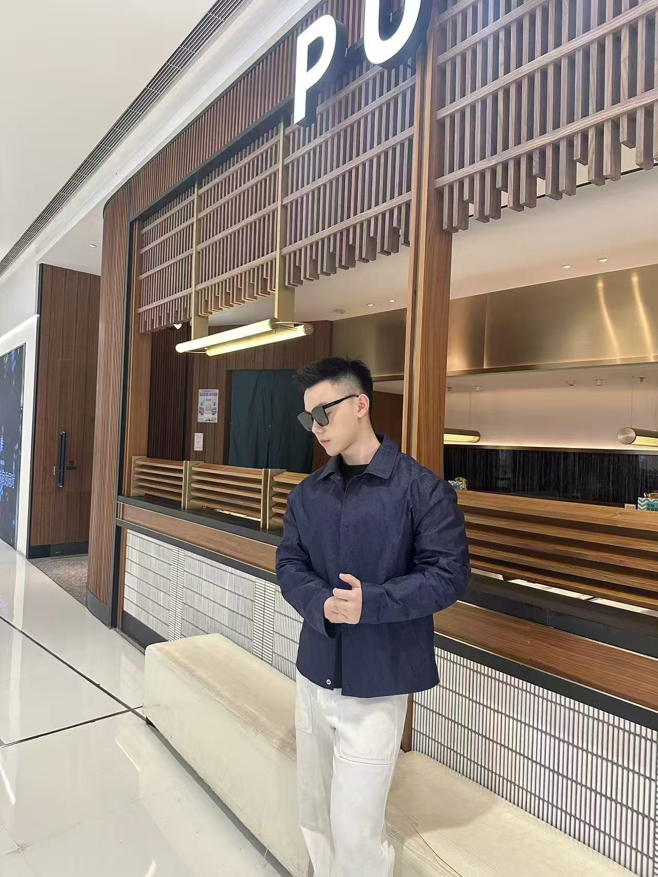 NO:514340,.Dio Blue Technology Jacquard Jacket Fabric Selection: Nylon fabric made of nylon. Ultra-fine denier silk makes the fabric density reach 580 stitches/square inch through precision weaving, making it lightweight while building a tough skeleton. The microporous structure achieves breathable and water-resistant, greatly improving the wearability of the finished product in multiple occasions. Process: Advanced laser jacquard technology makes the surface of the fabric form a concave and convex texture, which has a strong three-dimensional feeling and a more obvious 3D effect. The pattern is clear, delicate, and the color is full and even. The auxiliary materials are compared with the custom collar and the leather mark. The custom four-fold snaps are compared with the custom hem elastic squeezing. SIZE 46 48 50 52,,dior,jackets & coats,alexander wang19860909.迪奥蓝色科技提花夹克 面料选择 选用锦纶打造的尼龙面料.超细旦丝通过精密编织工艺使织物密度达580针/平方英寸,轻量化的同时构筑强硬骨架.微孔结构实现透气防泼水,大大提升成品多场合穿着性能. 工艺 利用先进的激光提花技术,使面料表面形成凹凸有致的纹理,立体感强,3D效果更加明显.图案清晰、细腻,颜色饱满均匀. 辅料一比一定制领下皮标 一比一定制四合按扣 一比一定制下摆松紧扣 SIZE 46 48 50 52,,dior,jackets & coats,alexander wang,Men's clothing