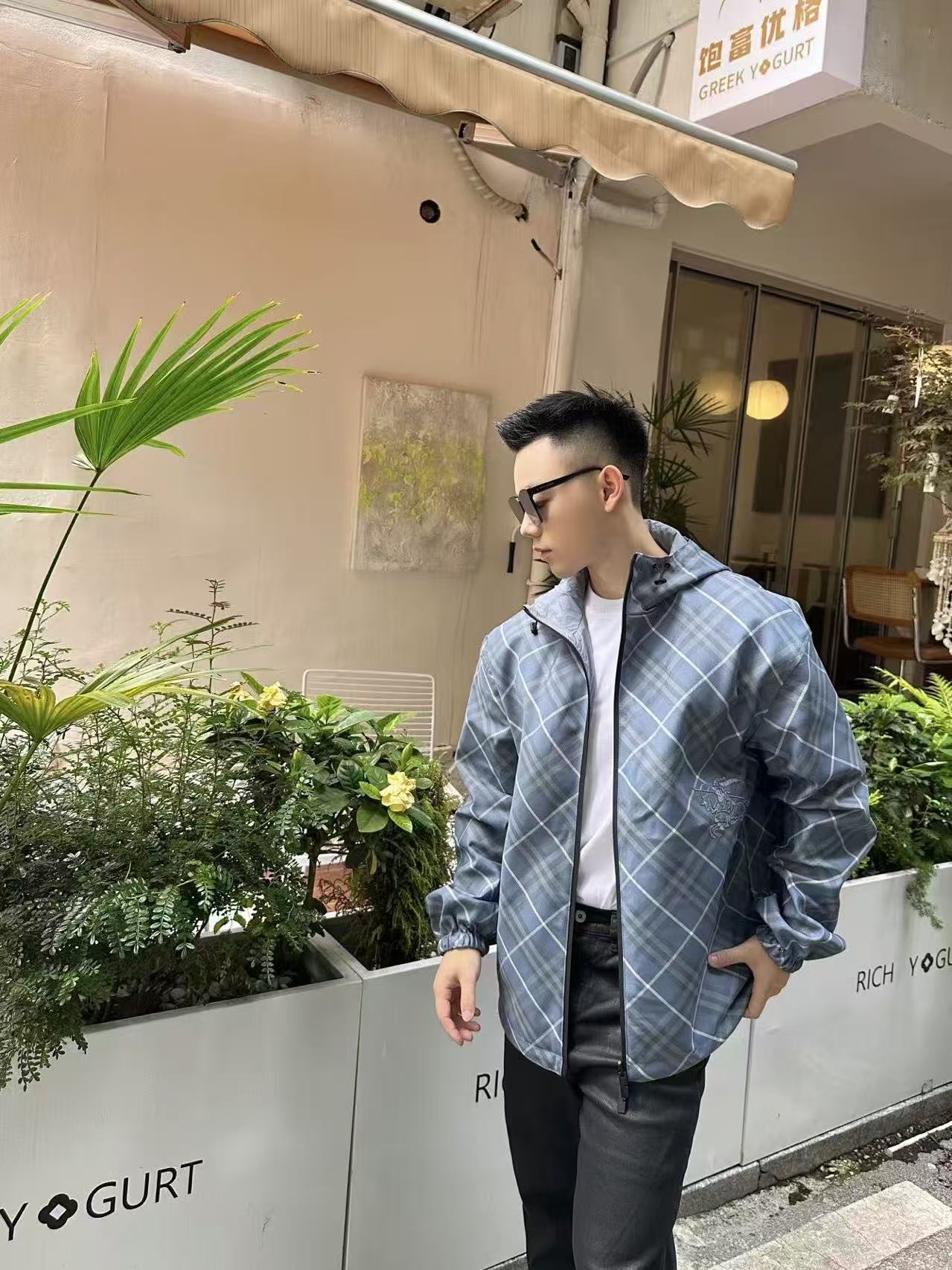 NO:514343,.BURBERRY blue oblique plaid embroidered double-sided jacket Fabric 1 Selection Choose a high-density woven fabric woven from polyester fiber. Its specific high-strength, wrinkle resistance and quick-drying properties. The high-density weaving method increases its durability and wind resistance, and has excellent breathability. The surface presents a subtle texture. The fabric characteristics make the appearance more crisp, the color saturated, and enhances the texture. Fabric 2 Selection Choose a fabric made of nylon fiber, which is known for its excellent wear resistance, excellent soft touch and relatively good elasticity. The relatively light quality makes the whole lighter and will not increase the burden of wearing due to the double-sided design. Craft 1 Use positioning and cutting equipment to accurately cut the fabric, and improve the overall quality through optical positioning and mechanical positioning. Ensure that each product meets the high standards of alignment and grid alignment. During the sewing process, the master will always ensure that each piece of fabric can be positioned and grid alignment after linking, which greatly increases the process time. Process 2 The CAD plate making system presets the solid embroidery area and laser area, and a high-precision war horse embroidery of nearly 9,000 stitches are formed through the embroidery machine's needle speed of 1000rpm. Then use the laser cutting process to accurately remove the base fabric fabric at the edge of the embroidery, and the laser accuracy of ±0.1mm makes the embroidery body smooth and burrless. The auxiliary materials are compared with the custom zipper head, the custom drawstring buckle, and the custom three-standard SIZE:S M L XL,,burberry, jackets & coats,alexander wang19860909.BURBERRY蓝色斜格纹饰刺绣双面穿夹克 面料1选择 选用聚酯纤维编织而成的高密度梭织面料.其本身具体高强度,抗皱和快干的特性,高密织法增加其耐用性和防风性,透气性俱佳,表面呈现细微的纹理.面料特性使外观更挺括,色彩饱和,提升质感. 面料2选择 选用锦纶纤维打造的面料,以其卓越的耐磨性、出色的柔软触感和相对较好的弹性著称.相对较轻的质量使整体更加轻盈,不会因双面设计而导致穿着增加负担. 工艺1 使用定位裁床设备进行精准裁剪布料,通过光学定位和机械定位提高整体质量.确保每一件产品都符合对位对格的高标准.缝纫过程中,师傅会时刻保证每一片面料链接之后能对位对格,这样也大大增加了工序时长. 工艺2 采用CAD制版系统预设实体绣区域和激光区域,通过绣花机1000rpm针速形成近9000针的高精度战马刺绣.再使用激光切割工艺,在绣花边缘区域精准移除底布面料,±0.1mm的激光精度使绣体平滑无毛边. 辅料一比一定制拉链头 一比一定制抽绳扣 一比一定制三标  SIZE:S M L XL,,burberry,jackets & coats,alexander wang,Men's clothing