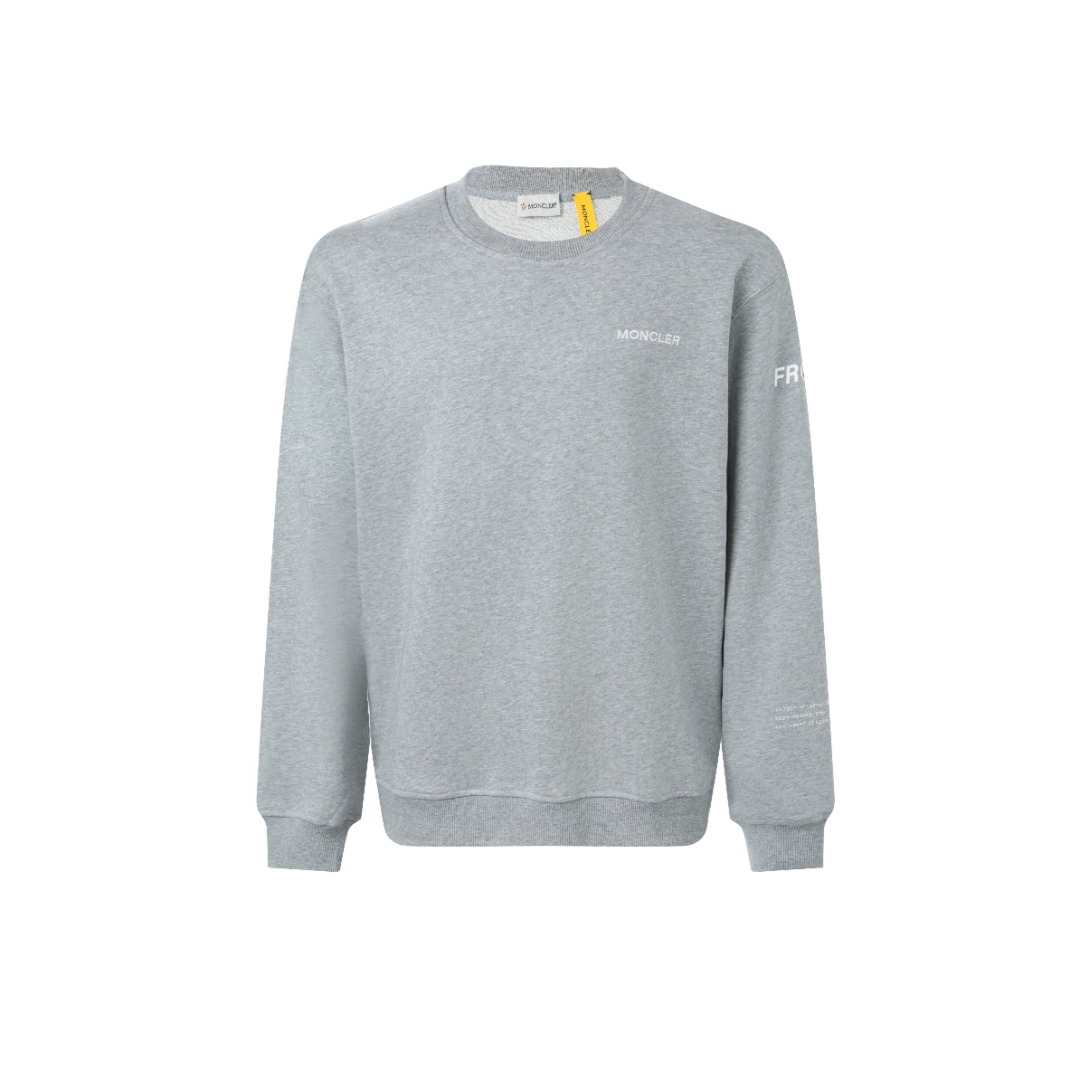 。MONCLER印花圆领卫衣面料选择：采用棉为基底编织而成的单面鱼鳞布面料，正面为平滑的针织面，触肤面通