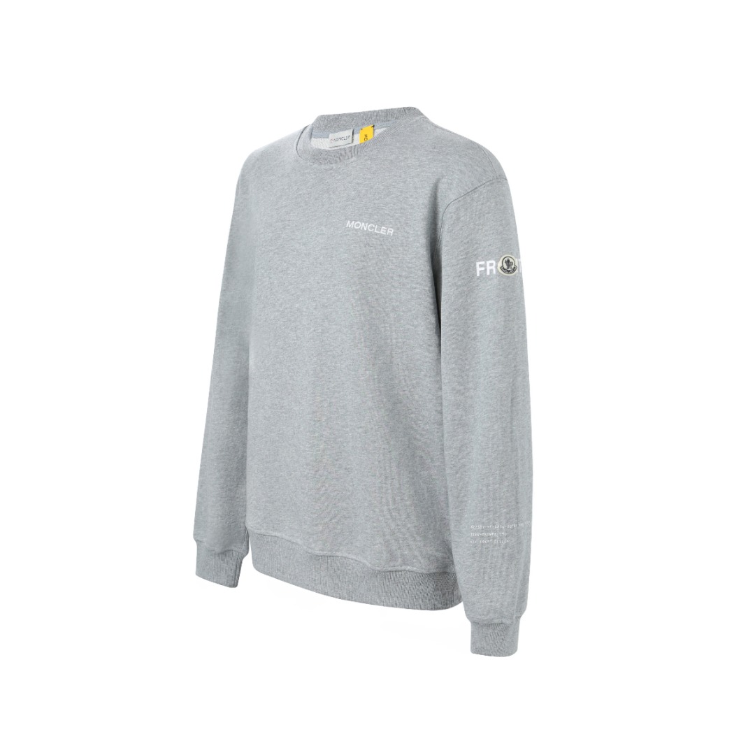 。MONCLER印花圆领卫衣面料选择：采用棉为基底编织而成的单面鱼鳞布面料，正面为平滑的针织面，触肤面通