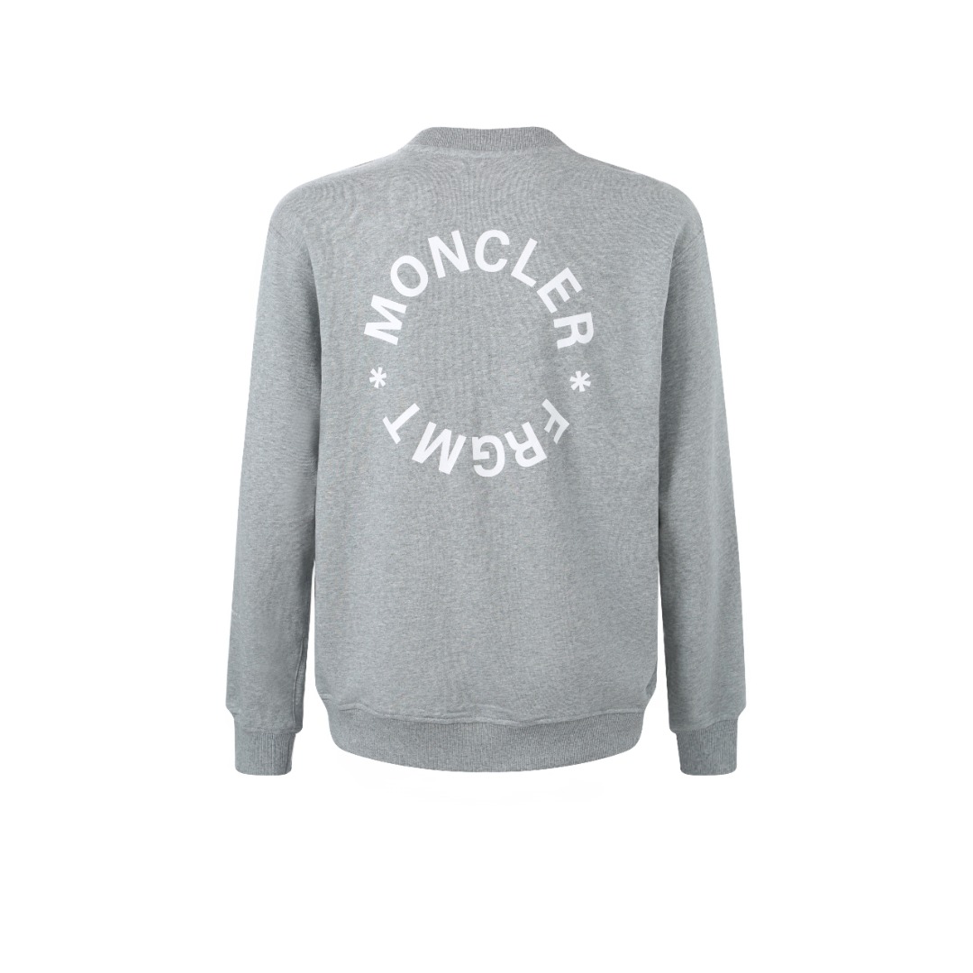 。MONCLER印花圆领卫衣面料选择：采用棉为基底编织而成的单面鱼鳞布面料，正面为平滑的针织面，触肤面通