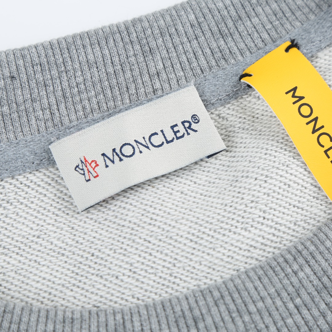 。MONCLER印花圆领卫衣面料选择：采用棉为基底编织而成的单面鱼鳞布面料，正面为平滑的针织面，触肤面通