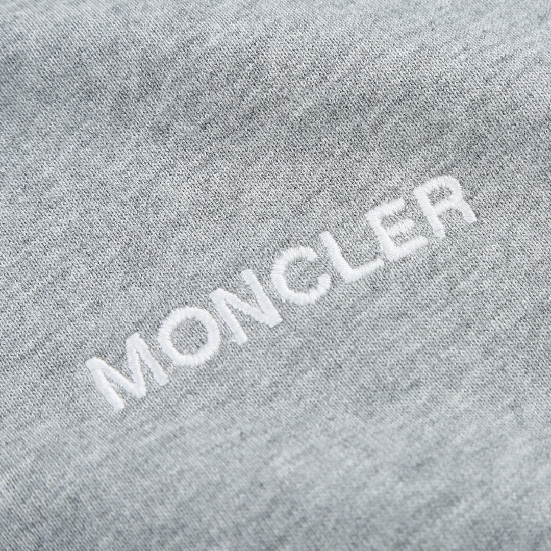 。MONCLER印花圆领卫衣面料选择：采用棉为基底编织而成的单面鱼鳞布面料，正面为平滑的针织面，触肤面通