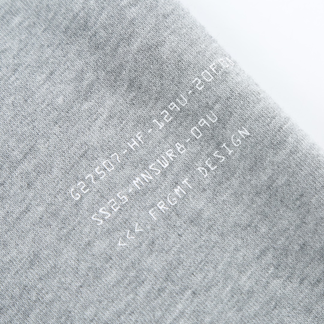 。MONCLER印花圆领卫衣面料选择：采用棉为基底编织而成的单面鱼鳞布面料，正面为平滑的针织面，触肤面通