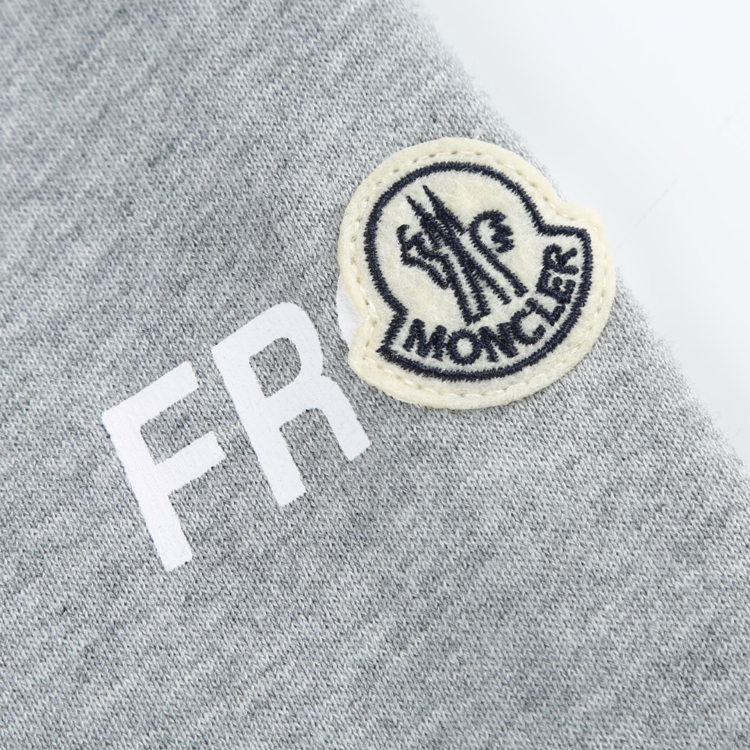 。MONCLER印花圆领卫衣面料选择：采用棉为基底编织而成的单面鱼鳞布面料，正面为平滑的针织面，触肤面通