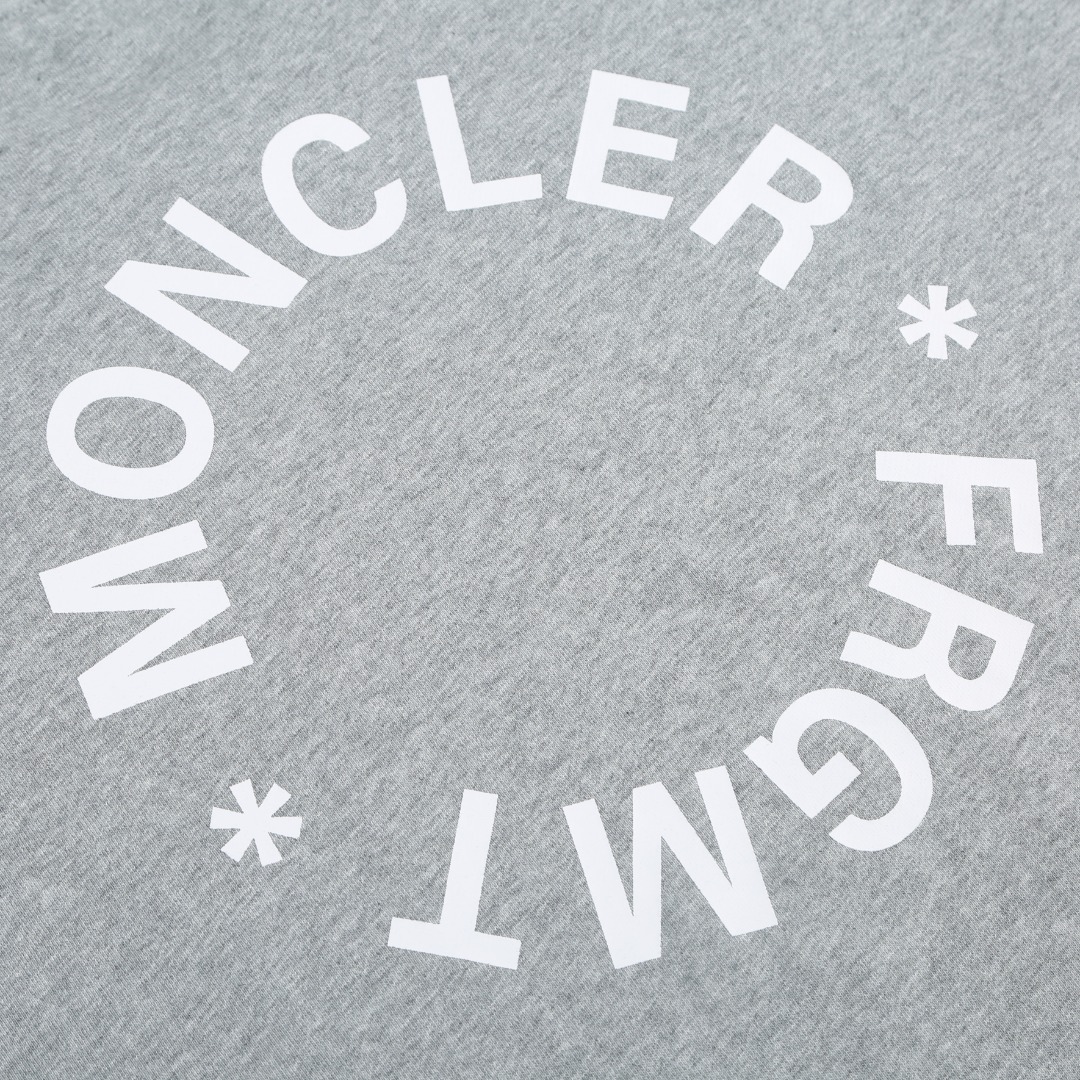 。MONCLER印花圆领卫衣面料选择：采用棉为基底编织而成的单面鱼鳞布面料，正面为平滑的针织面，触肤面通