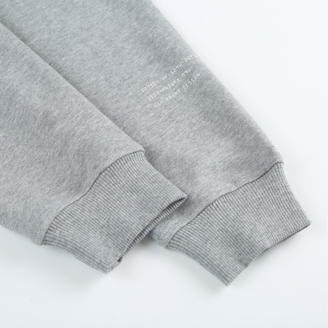 。MONCLER印花圆领卫衣面料选择：采用棉为基底编织而成的单面鱼鳞布面料，正面为平滑的针织面，触肤面通