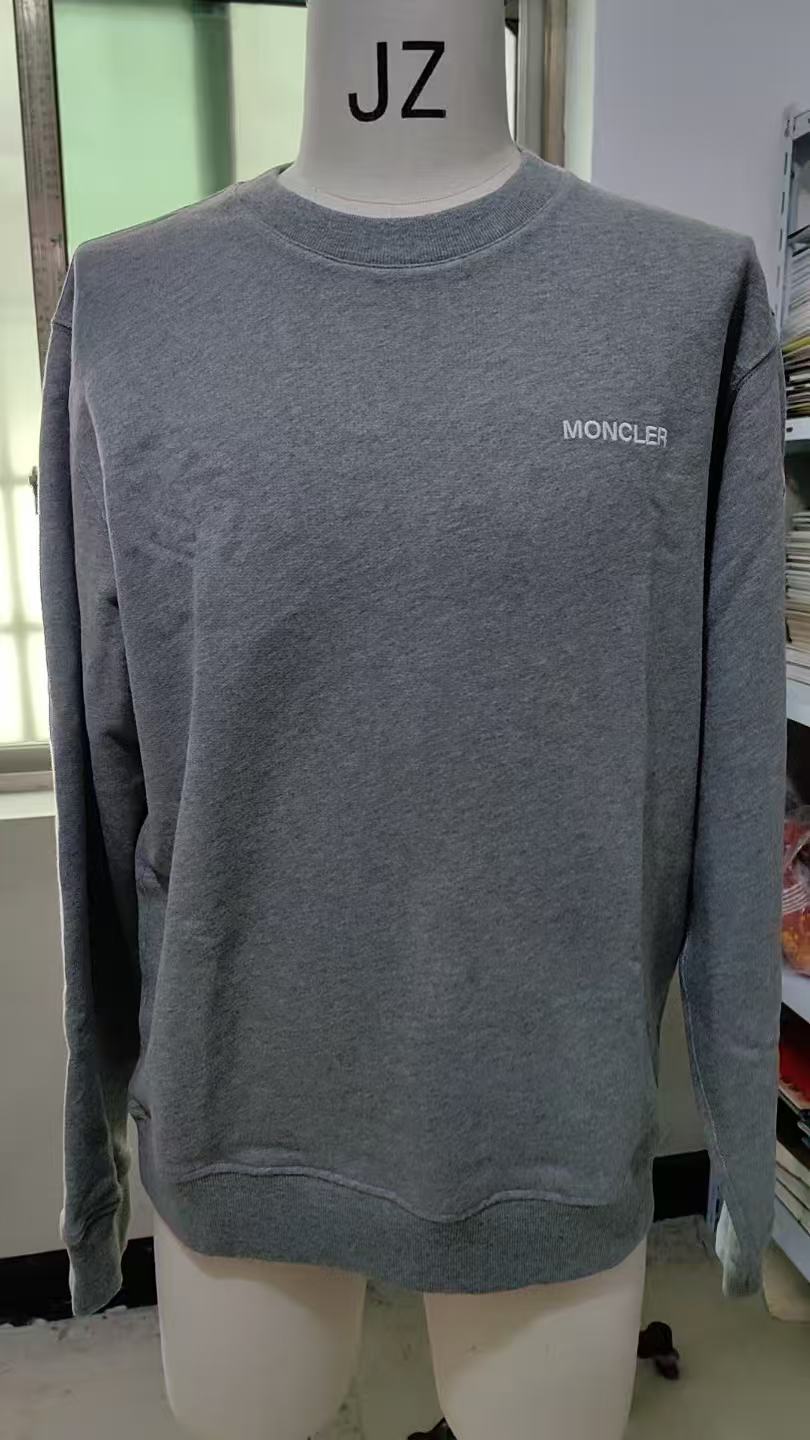 。MONCLER印花圆领卫衣面料选择：采用棉为基底编织而成的单面鱼鳞布面料，正面为平滑的针织面，触肤面通