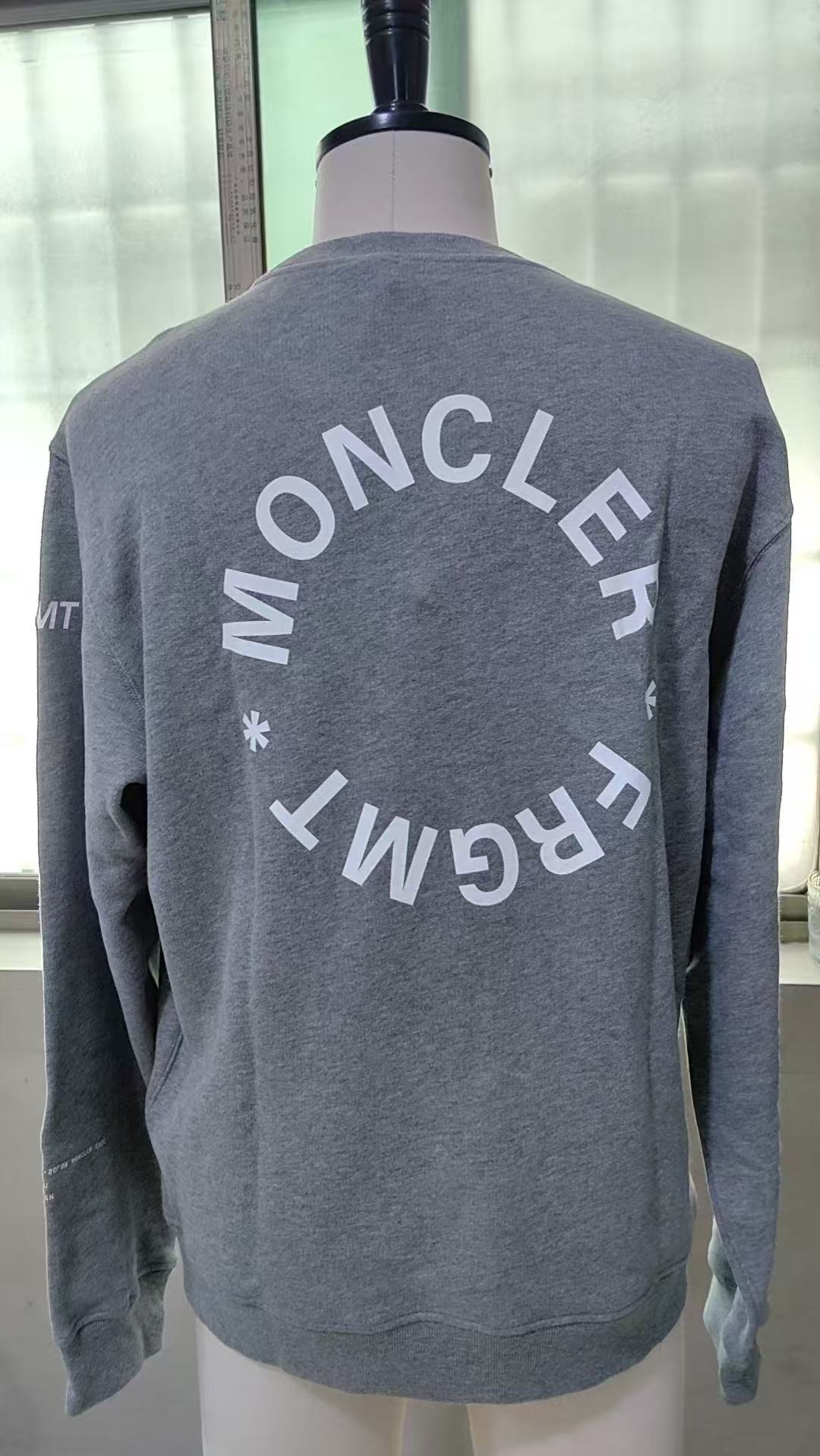 。MONCLER印花圆领卫衣面料选择：采用棉为基底编织而成的单面鱼鳞布面料，正面为平滑的针织面，触肤面通