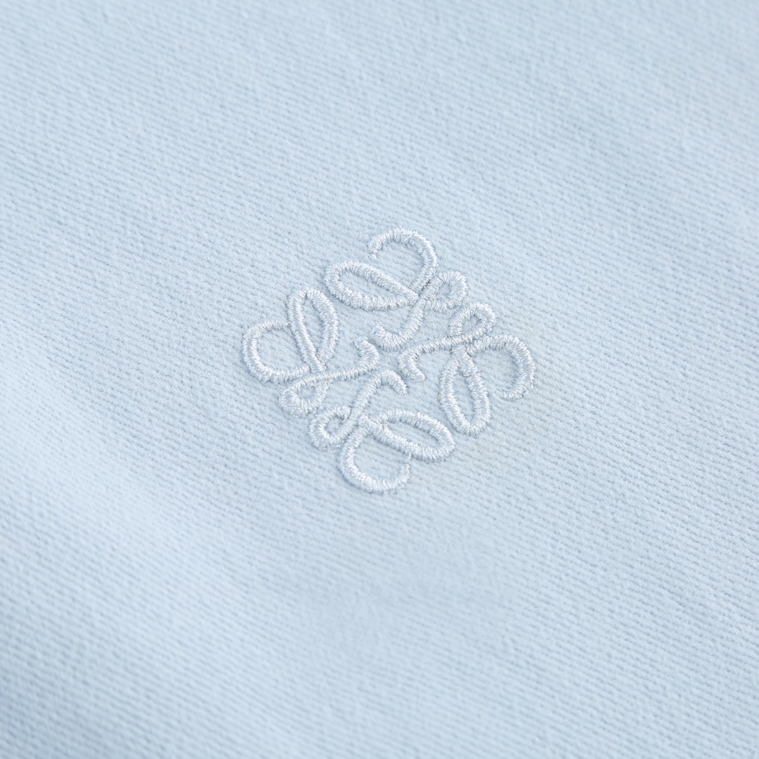 。罗意威棉质连帽外套衬衫面料选择：选用百分百棉纤维打造而成的280-400TC高支斜纹棉（经纱100支，