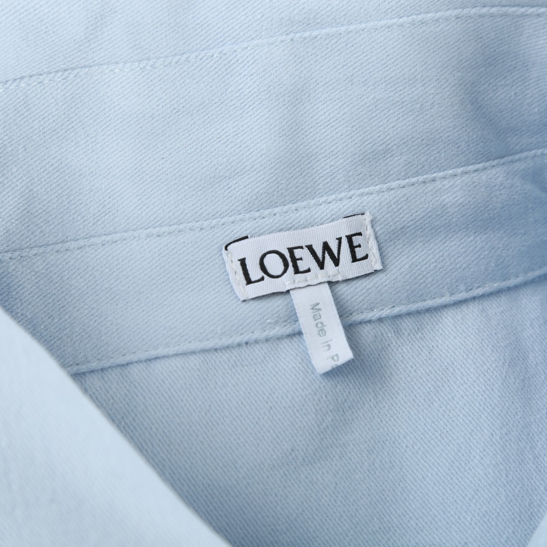 。罗意威棉质连帽外套衬衫面料选择：选用百分百棉纤维打造而成的280-400TC高支斜纹棉（经纱100支，