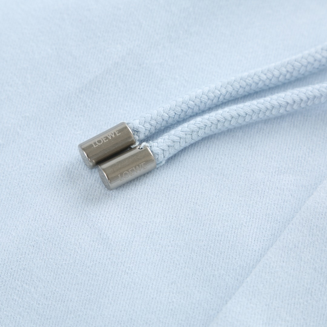 。罗意威棉质连帽外套衬衫面料选择：选用百分百棉纤维打造而成的280-400TC高支斜纹棉（经纱100支，