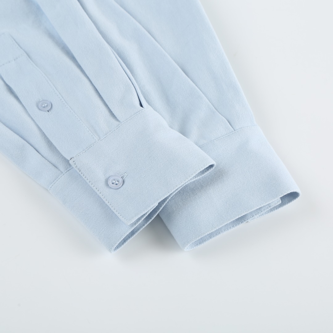 。罗意威棉质连帽外套衬衫面料选择：选用百分百棉纤维打造而成的280-400TC高支斜纹棉（经纱100支，