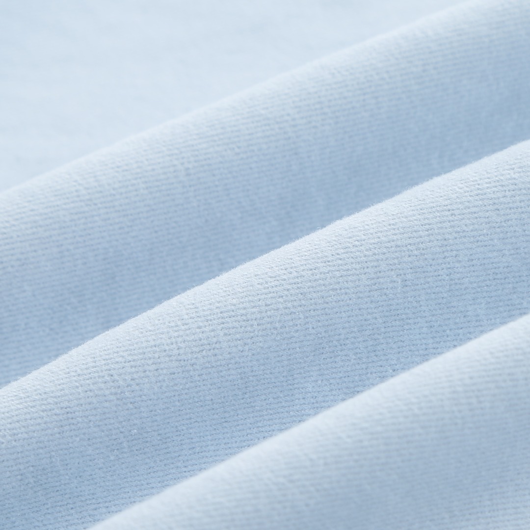 。罗意威棉质连帽外套衬衫面料选择：选用百分百棉纤维打造而成的280-400TC高支斜纹棉（经纱100支，