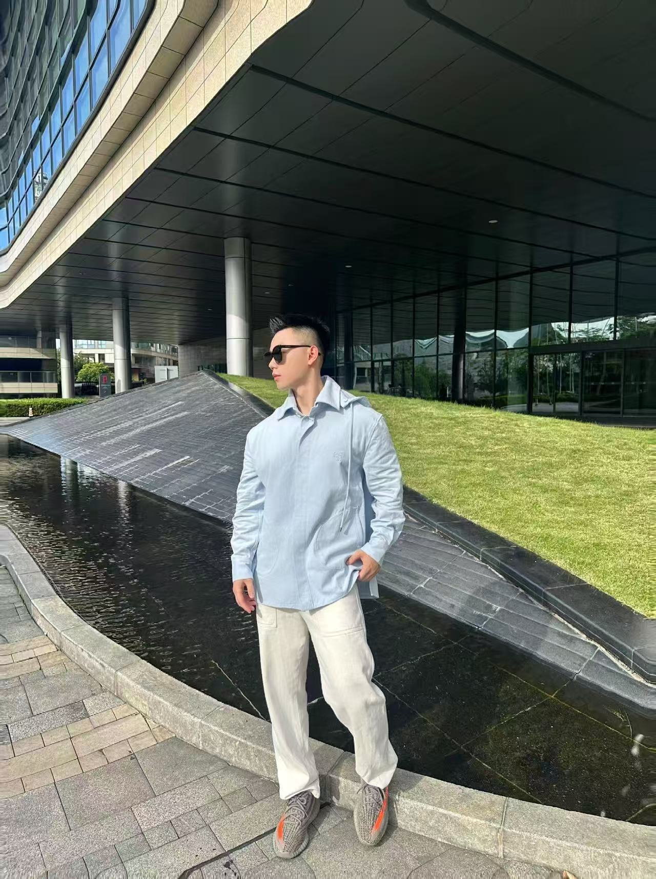 NO:520470,.Roiwei cotton hooded jacket and shirt fabric selection 280-400TC high-stretched twill cotton (100 warp yarns and 80 weft yarns) made of 100% cotton fibers, which change the soft collapse of traditional cotton fabrics and make them crisp and stylish. The bottom layer of micro-fleece air layer structure (grey weight 220m) forms a natural warmth barrier. Process 1 After soft cleaning of biological enzymes, the roller friction and airflow is soft and the touch is soft. At the same time, the shrinkage rate is infinitely close to zero. Process 2 The chest is formed with advanced computer control system and precise mechanical parts. Auxiliary materials are compared to custom-made collar marks, custom-made buttons, etc. Compare custom-made drawstring heads SIZE:46 48 50 52,,loewe, jackets &  coats,shirts,hats,alexander wang19860909.罗意威棉质连帽外套衬衫 面料选择 选用百分百棉纤维打造而成的280-400TC高支斜纹棉（经纱100支,纬纱80支）,改变传统棉面料的软塌,使其挺括有型.底层微起绒空气层结构（克重220m）,形成天然保暖屏障. 工艺1 通过生物酶洗-滚筒摩擦-气流柔软整理之后产生微绒感,触感柔顺.同时缩水率无限接近于零. 工艺2 胸口处通过进口绣花机先进的计算机控制系统和精密的机械部件形成高精度的Anagram刺绣. 辅料一比一定制领标 一比一定制纽扣等 一比一定制抽绳头 SIZE:46 48 50 52,,loewe,jackets & coats,shirts,hats,alexander wang,Men's clothing