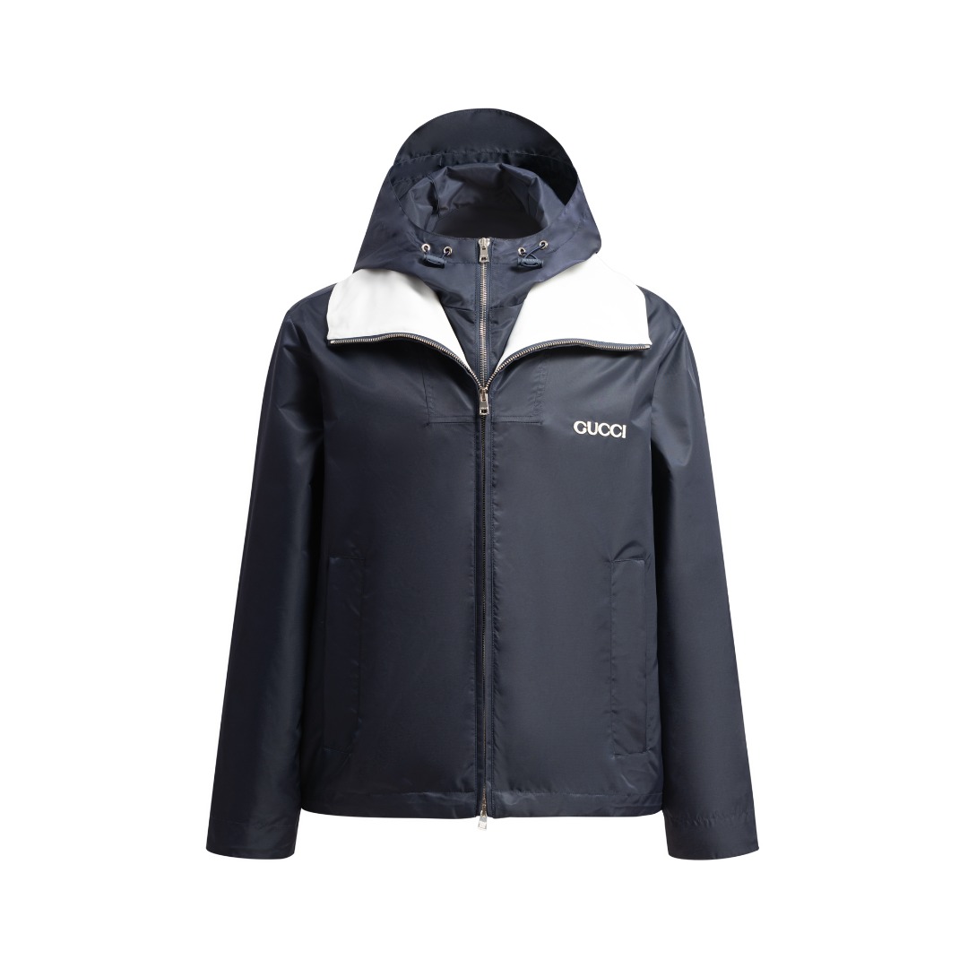 。GUCCI饰贴饰斜纹尼龙夹克面料选择：选用100%锦纶纤维紧密编织而成的蓝色密织斜纹尼龙面料。经纬纱线