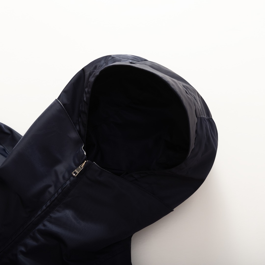 。GUCCI饰贴饰斜纹尼龙夹克面料选择：选用100%锦纶纤维紧密编织而成的蓝色密织斜纹尼龙面料。经纬纱线