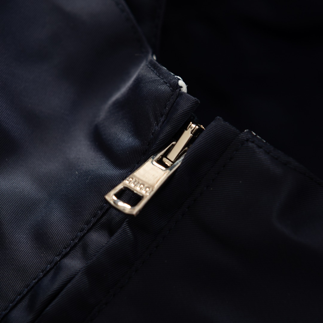 。GUCCI饰贴饰斜纹尼龙夹克面料选择：选用100%锦纶纤维紧密编织而成的蓝色密织斜纹尼龙面料。经纬纱线