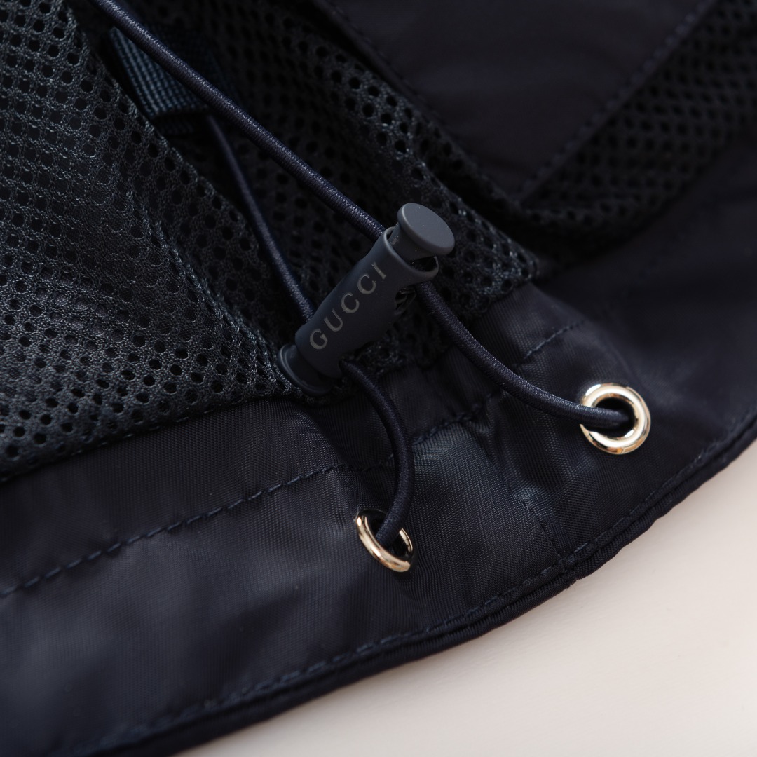 。GUCCI饰贴饰斜纹尼龙夹克面料选择：选用100%锦纶纤维紧密编织而成的蓝色密织斜纹尼龙面料。经纬纱线