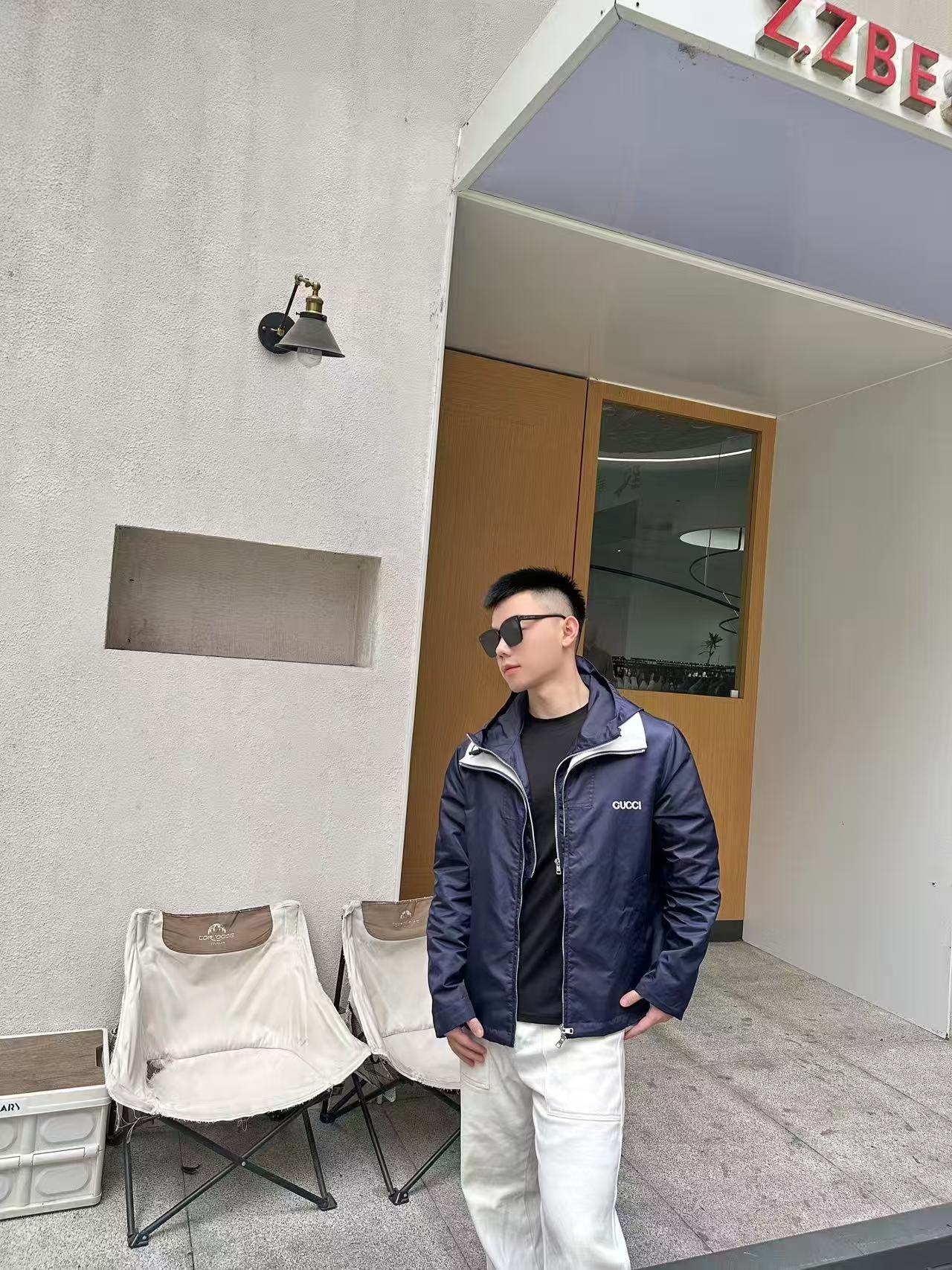 NO:520467,.GUCCI decorative twill nylon jacket fabric selection Use blue dense woven nylon fabric made of nylon fiber tightly woven. The gap between the warp and weft yarns is very small, and the surface presents a clear 45-degree diagonal texture. The outstanding wear resistance and pull resistance of nylon increases the service life of the garment. The smaller density strengthens wind resistance, and at the same time has a certain waterproof performance, which can better exert its functionality outdoors. Craftsman LOGO embroidery patches use 0.3 mm ultra-fine polyester embroidery thread, which is laser-cut and shaped to create a relief texture. Each patch is subjected to 5 anti-wrinkle treatments to ensure that it remains in its original form after washing. Details False Two-Piece design adds layering and uniqueness. It uses high-end invisible buckles to connect the hat part and the large body, with an independent and complete double-layer structure, suitable for single-washing and layering.  Comparison of accessories for custom zipper head, comparison of custom drawstring buckle, comparison of custom three-standard SIZE:46 48 50 52,,gucci,jackets & coats,hats,alexander wang19860909.GUCCI饰贴饰斜纹尼龙夹克 面料选择 选用锦纶纤维紧密编织而成的蓝色密织斜纹尼龙面料.经纬纱线之间的空隙非常小,表面呈现清晰的45度角斜向纹理.锦纶突出的耐磨性,抗拉扯等优点使成衣增加使用寿命.较小的密度强化防风性,同时兼具一定的防水性能,在室外能更好的发挥其功能性. 工艺 LOGO刺绣贴饰采用0.3毫米超细聚酯绣线,经激光切割定型工艺打造浮雕质感.每片贴饰经过5道抗皱处理,确保水洗后仍保持原有形态. 细节 False Two-Piece设计增添层次感和独特性,采用高端隐形暗扣将帽子部分和大身链接一体,独立完整的双层结构,单穿叠穿皆宜. 辅料一比一定制拉链头 一比一定制抽绳扣 一比一定制三标 SIZE:46 48 50 52,,gucci,jackets & coats,hats,alexander wang,Men's clothing