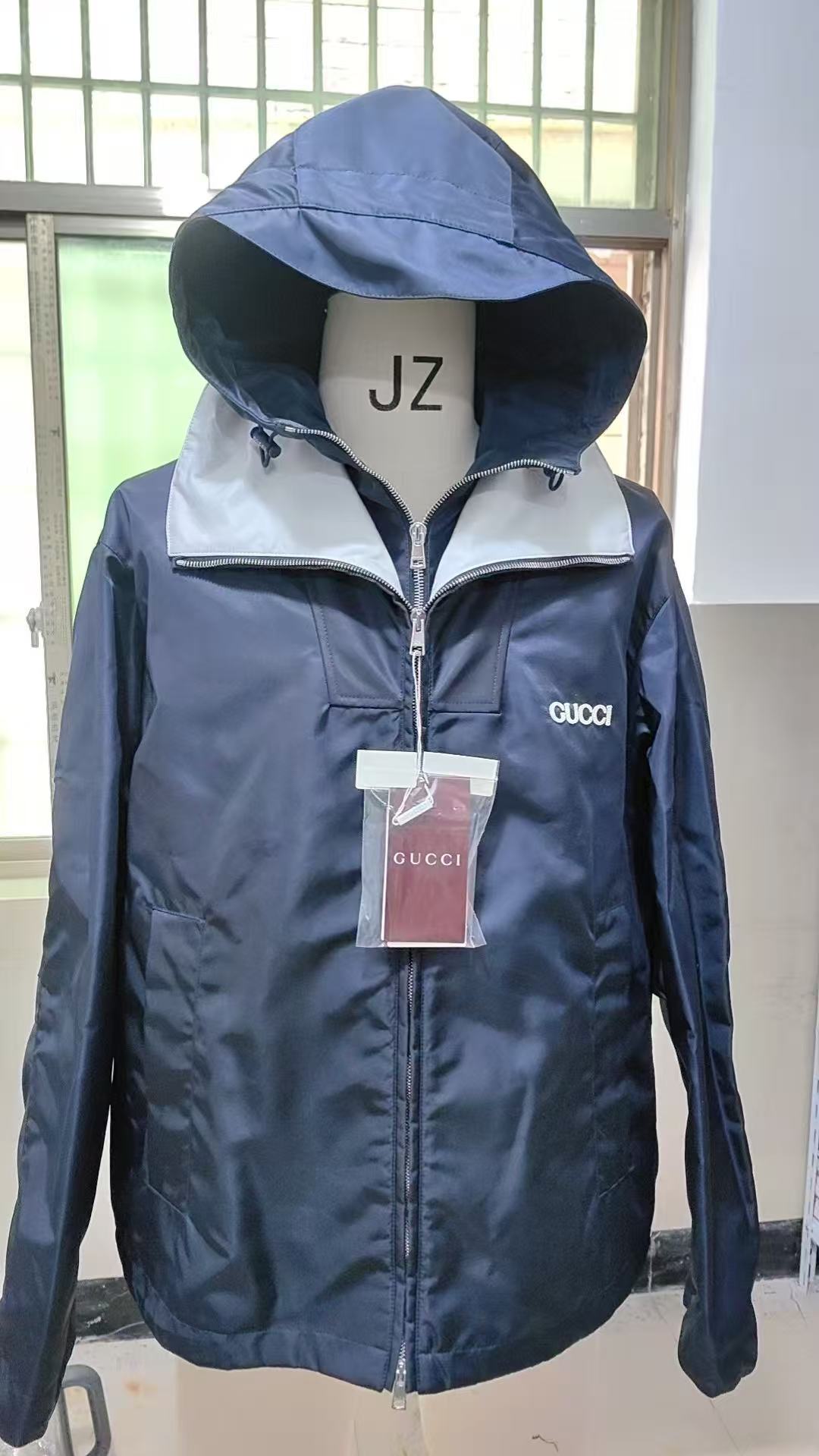 。GUCCI饰贴饰斜纹尼龙夹克面料选择：选用100%锦纶纤维紧密编织而成的蓝色密织斜纹尼龙面料。经纬纱线