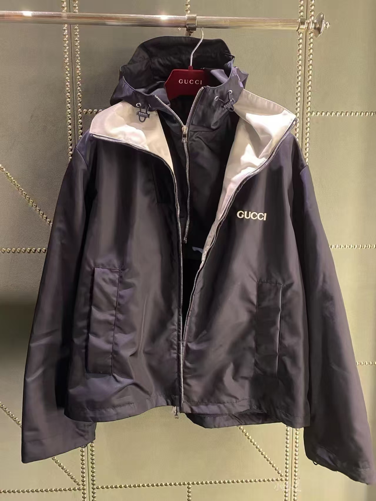 。GUCCI饰贴饰斜纹尼龙夹克面料选择：选用100%锦纶纤维紧密编织而成的蓝色密织斜纹尼龙面料。经纬纱线