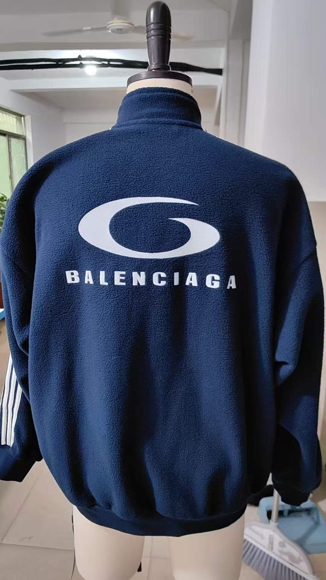 。BALENCIAGA摇粒绒饰刺绣外套面料选择：涤纶长丝通过针织圆机，将经纱和纬纱相互圈套编织成双面针织