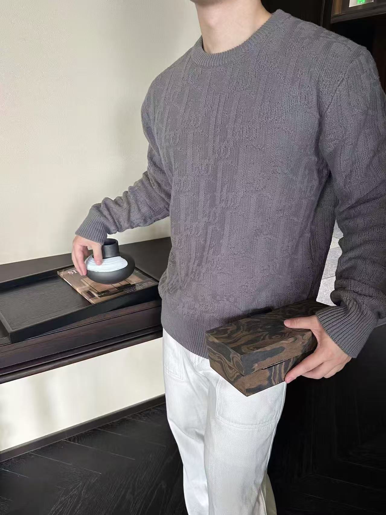 NO:523838,.DIOR jacquard round neck sweater fabric selection Choose a fabric made of 53 cotton and 47 polyester blend. The high cotton content makes it feel soft and breathable, and has a good wearing experience. The feeding of polyester supports cotton fibers like a skeleton, strengthens the wear resistance and pattern retention of the fabric, and can effectively suppress the overall shrinkage tendency. The size can be more stable after washing. Process 1 Through computer programming and top-level loom, warp and weft yarns are interlaced to present a classic three-dimensional letter pattern. The edge details are sharp and there is no unnecessary thread tips to eliminate the friction and hooking possibility caused by pulling threads. Process 2 Preliminary cleaning of the garment at a water temperature of about 30 degrees to remove impurities in the production process. Then add silicone oil lubricating fiber to soften the feel, making the surface smoother and prevent pilling. Finally, through cleaning, dehydration, drying and shaping, the sweater restores its fluffy and fixes the size and layout.  One-to-one custom three-standard SIZE:46 48 50 52,,dior,sweaters,alexander wang19860909.DIOR提花圆领毛衣 面料选择 选用53棉 47涤纶混纺而成的面料,较高的棉含量使其触感柔软,透气,穿着体验佳,涤纶的喂入像骨架一样支撑起棉纤维,强化面料的耐磨性和保型性,同时能有效抑制整体的缩水倾向,经洗水后尺寸能更加稳定. 工艺1 通过电脑编程和顶级织机将经纱和纬纱交错变化呈现出经典立体的字母图案,边缘细节锐利,无多余线头,杜绝拉线带来的摩擦和勾丝可能. 工艺2 将成衣在30度左右水温下进行初步清洗,去除生产过程中的杂质,之后加入硅油润滑纤维软化手感,使表面更加柔滑,防止起球.最后通过清洗、脱水、烘干定型使毛衣恢复蓬松感并固定尺寸和版型. 一比一定制三标 SIZE:46 48 50 52,,dior,sweaters,alexander wang,Men's clothing