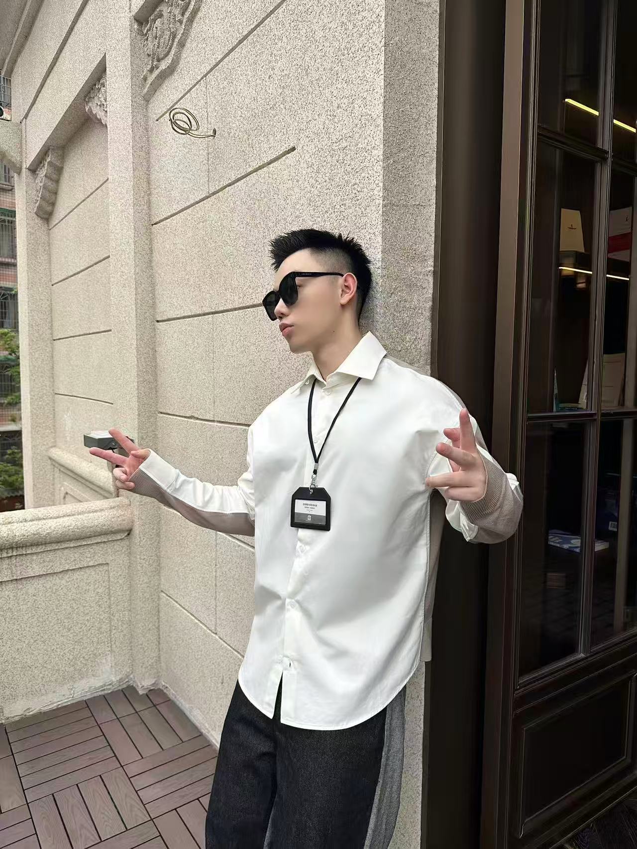 NO:523835,.LOEWE cotton and knitted splicing shirt Fabric 1 Selection The front sheet is made of high-split cotton yarns and made of light and excellent breathable fabrics through a weaving process with high warp and low weft density. The surface is smooth and smooth, and the touch is as smooth as silk. At the same time, the cotton is natural skin-friendly and comfortable, and it is not unusual. Because the warp yarns are tightly arranged, the fabric surface presents a longitudinal texture and soft luster, which enhances the visual sense of high-quality. Fabric 2 Selection The back cover is made of high-split spinning technology, and is woven into a moderately dense fabric with soft and skin-friendly touch, with a delicate velvet feel. The wool fiber has a natural hollow structure, which can lock in stationary air and form an excellent heat insulation layer. Even if it is light and thin, it has a good warming effect. Process 1  The collaborative operation of the head, needle rod and spool is controlled by a computer embroidery machine's high-precision computing system. The fabric frame moves accurately in horizontal and vertical directions to form a stitch trajectory, adjust the tension of the upper and lower lines to ensure that the stitch is flat and has no floating lines, forming an anagram embroidery with an error of ±0.1mm. Craft 2 The ironing master turned the collar upward, ironed from the bottom to the upper end through high temperature and humidity steam, applied pressure to smooth the wrinkles, and then turned to the front and repeated the operation. Turn to the collar and hot out of the neckline to the bottom to maintain a crispness. The rotator cuff part uses the suspension method to avoid crushing the edges. After adjusting the fiber density through the ironing master's 'push, return, and pull' technology, the shirt better fits the human body curve. One-to-one three standards SIZE:36 38 40 42,,loewe,shirts,alexander wang19860909.LOEWE棉质和针织拼接衬衫 面料1选择 前片选用高支棉纱通过经密高,纬密低的织造工艺制成轻薄且具有极佳透气性的面料.表面光滑平整,触感如丝绸般柔滑,同时保留棉的天然亲肤性,贴身舒适无异样感.因经纱紧密排列,织物表面呈现纵向纹理与柔和光泽,强化视觉高级感. 面料2选择 后幅通过高支纺纱技术,用极细的羊毛纱线织成密度适中的面料,触感柔软亲肤,表面有细腻的绒感.羊毛纤维特性具有天然的中空结构,能锁住静止空气,形成绝佳的隔热层,即使轻薄,也有良好的保暖效果. 工艺1 后领下方处通过电脑绣花机高精度的计算系统控制机头、针杆、线轴的协同作业,布料框架在水平和垂直方向精准移动,形成针迹轨迹,调整上线和下线张力,确保线迹平整无浮线,形成误差在±0.1mm的anagram刺绣. 工艺2 熨烫师将衣领翻立,通过高温湿蒸汽从底部向上端熨烫,施加压力抚平褶皱,再翻至正面重复操作.转至领口烫出弧形,后领压至最底以保持挺括.肩袖部分利用悬空法避免压死边缘.通过熨烫师的“推、归、拔”技术调整纤维密度之后,使衬衫更好的贴合人体曲线. 一比一定制三标 SIZE:36 38 40 42,,loewe,shirts,alexander wang,Men's clothing