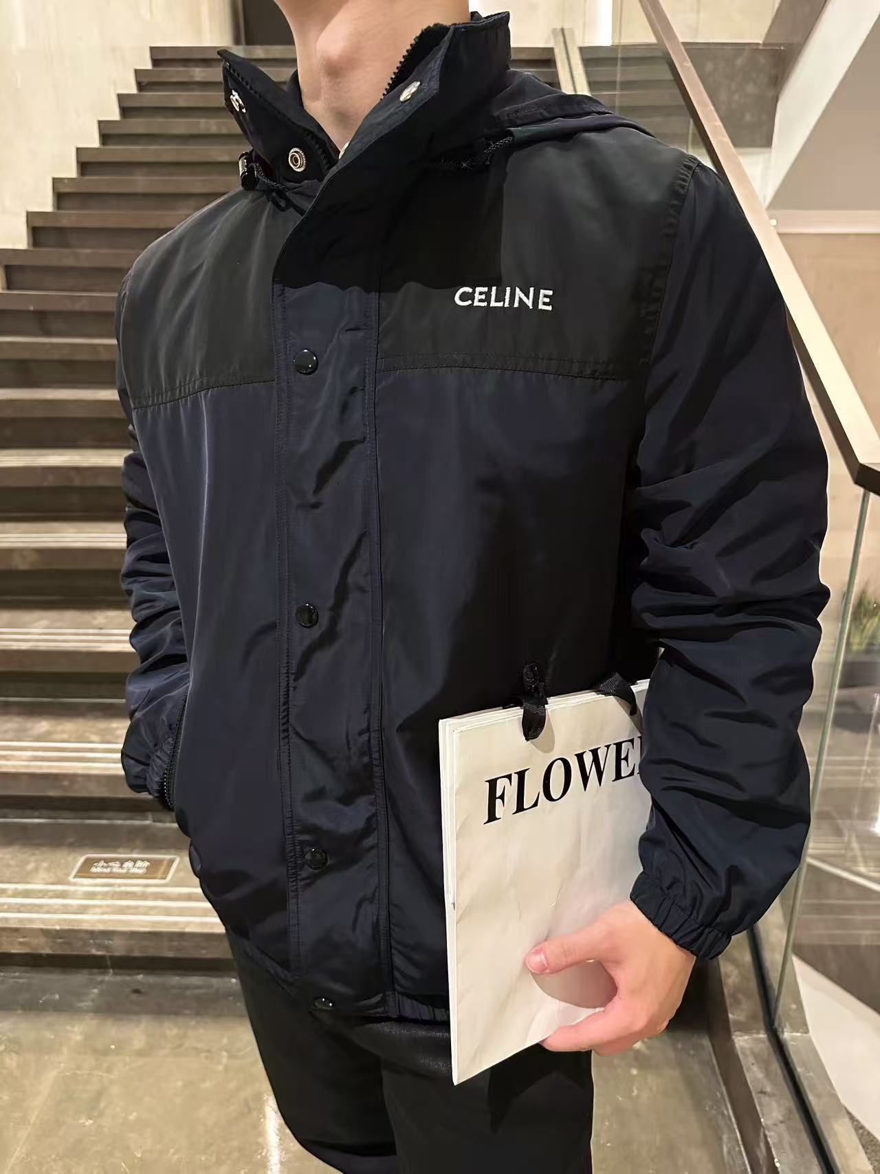 NO:524890,.CELINE embroidered windbreaker fabric selection Oxford fabric made of polyester fiber. The fiber characteristics have good toughness. The lattice weaving structure of Oxford fabric makes the fabric tight structure, very resistant to pulling and friction, and at the same time has certain water-repellent properties. The polyester fiber itself is not dense, and while providing high strength, it maintains a relatively light weight and is free of burden on the wear. The process sets an extremely high stitch density through a computer embroidery machine, and the fabric and the base liner are tightly fixed to the frame of the embroidery machine, with uniform tension and just right. The double-axis linear guide drives the embroidery frame, and the frame shift accuracy can reach 0.01mm/P, ensuring accurate positioning, and the embroidery pattern completely covers the base cloth. Zippers and 6 snap buckles engraved with CELINE enhance double protection. Auxiliary materials are compared with custom snap buckles. Compare custom elastic buckles. Compare custom zipper heads.  SIZE46 48 50 52, celine,alexander wang19860909.CELINE饰刺绣风衣 面料选择 选用聚酯纤维打造而成的牛津布面料.纤维特性具有良好的韧性,加上牛津布格子状织法结构使面料结构紧密,非常耐拉扯,耐磨擦,同时又有一定的防泼水性能.聚酯纤维本身密度不高,在提供高强度的同时,保持了相对较轻的重量,穿着无负担. 工艺 通过电脑绣花机设置极高的针迹密度,将面料和底衬一同紧绷地固定在绣花机的框架上,张力均匀且恰到好处.双轴直线导轨驱动绣框,移框精度可达0.01mm/P,确保精准定位,刺绣图案完全覆盖底布. 拉链和6枚镌刻CELINE字样的按扣开合提升双重防护 辅料一比一定制按扣 一比一定制松紧扣 一比一定制拉链头 SIZE46 48 50 52,,celine,alexander wang,Men's clothing