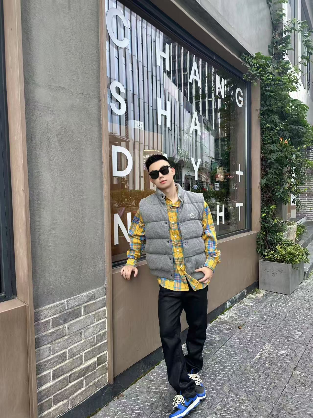 NO:524884,Down jacket -.MONCLER cotton embroidered down vest fabric selection Light knitted fabric made of cotton fibers has soft fibers. The fiber characteristics are soft to the touch. The knitted structure gives the fabric a certain lifting elasticity in the horizontal and vertical directions. Although it is a down vest, it can be freely moved and has no sense of restraint. The air between the coils is free to flow, with good breathability, and it is not easy to accumulate moisture inside, improving the wearing experience. Lining material: Ultra-fine nylon denier silk is woven into a high-density lining. The thickness of 0.08mm avoids increasing the overall weight and is smooth to wear. The high-density braided structure forms an air resistance layer to protect the thermal efficiency of the warm layer from loss. At the same time, it can withstand down expansion pressure to prevent deformation and damage after long-term use. Process  The high-precision computing system of the computer embroidery machine controls the coordinated operation of the machine head, needle rod and spool. The fabric frame moves accurately in horizontal and vertical directions to form a stitch track, adjust the tension of the upper and lower lines to ensure that the stitch is flat and there are no floating lines. Three different letter embroidery are decorated with three different letters on the chest, the front and the back. The finished product pattern is clear and there is no burr at the edges. 90 national standard high-quality white duck down. Selected high-float velvet with fluffy degree up to 650fp, light and warm, with outstanding temperature locking performance and good resilience. Auxiliary materials are compared with custom badges. One-to-be-made snaps. One-to-be-made three-standards. One-to-be-made zipper head. SIZE:S M L XL,, down jacket, alexander wang19860909羽绒服-.MONCLER棉质饰刺绣羽绒马甲 面料选择 采用棉纤维打造而成的轻盈针织面料,纤维特性触感柔软,针织结构赋予面料横向和纵向一定的拉升弹性,虽是羽绒马甲也能在运动中自如,无束缚感,线圈之间的空气自由流通,透气性佳,不易在内部积聚湿气,提升穿着体验 衬里面料: 采用超细尼龙旦丝织造高密里布,0.08mm厚度避免增加整体重量且穿着顺滑,高密编织结构形成风阻层,保护保暖层热效率不流失,同时可承受羽绒膨胀压力,防止长期使用后变形破损. 工艺 通过电脑绣花机高精度的计算系统控制机头、针杆、线轴的协同作业,布料框架在水平和垂直方向精准移动,形成针迹轨迹,调整上线和下线张力,确保线迹平整无浮线,在胸口、正面下方以及后幅下方分别饰以三处不同的字母绣花,成品图案清晰,边缘无毛刺. 90国标优质白鸭绒 精选高蓬松度绒,蓬松度达650fp,轻盈保暖,锁温性能出众,回弹性好. 辅料一比一定制徽章 一比一定制按扣 一比一定制三标 一比一定制拉链头 SIZE:S M L XL,,down jacket,alexander wang,Men's clothing