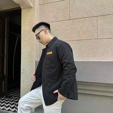 。BOTTAGE VENETA 口袋标识贴饰棉服面料选择:选用79%棉和21%锦纶混纺而成,高棉含量保证 。BOTTAGE VENETA 口袋标识贴饰棉服面料选择:选用79%棉和21%锦纶混纺而成,高棉含量保证