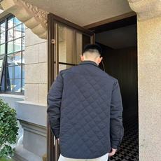 。BOTTAGE VENETA 口袋标识贴饰棉服面料选择:选用79%棉和21%锦纶混纺而成,高棉含量保证 。BOTTAGE VENETA 口袋标识贴饰棉服面料选择:选用79%棉和21%锦纶混纺而成,高棉含量保证