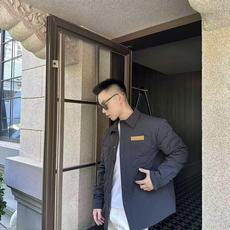 。BOTTAGE VENETA 口袋标识贴饰棉服面料选择:选用79%棉和21%锦纶混纺而成,高棉含量保证 。BOTTAGE VENETA 口袋标识贴饰棉服面料选择:选用79%棉和21%锦纶混纺而成,高棉含量保证