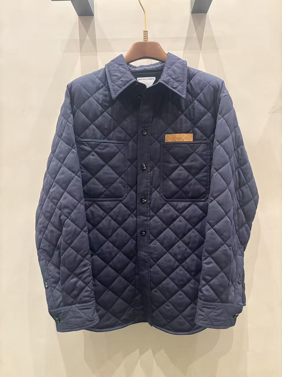 。BOTTAGE VENETA 口袋标识贴饰棉服面料选择：选用79%棉和21%锦纶混纺而成,高棉含量保证